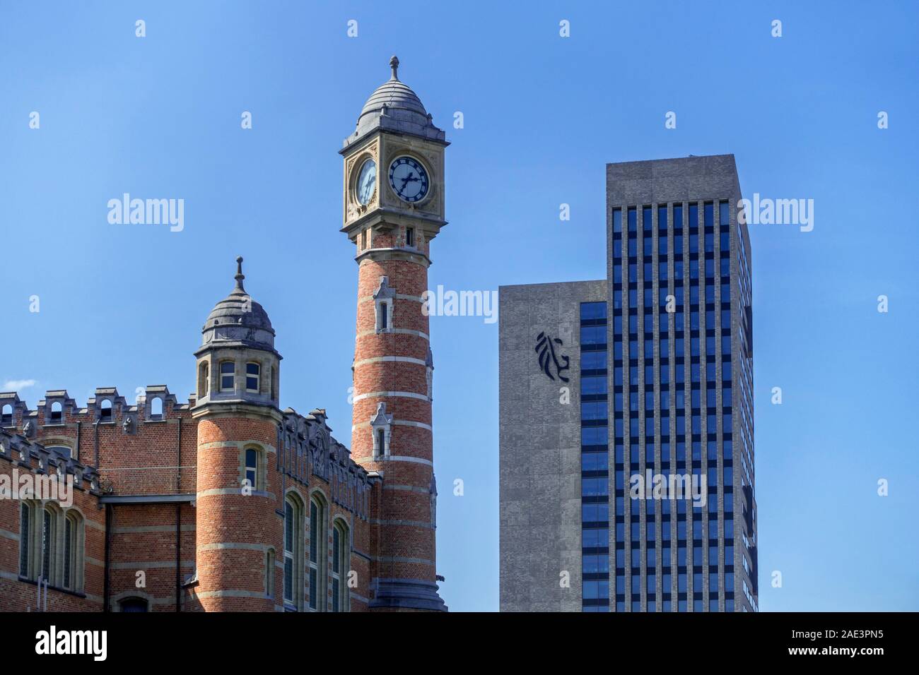 Bahnhof Gent-Sint-Pieters Clock Tower und Virginie Loveling Gebäude/VAC, Regierungsbehörde in der Stadt Gent, Flandern, Belgien Stockfoto