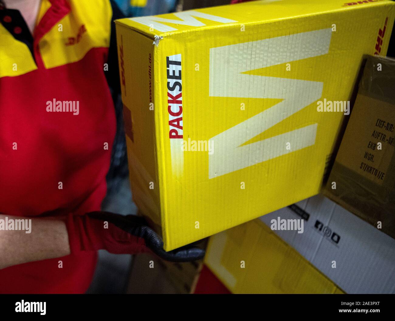 Dhl Shop Brandenburg An Der Havel Dhl logo dhl mitarbeiter -Fotos und -Bildmaterial in hoher Auflösung