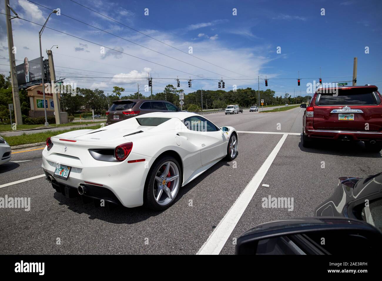 Hinter weißen Ferrari 488 GTB an der Ampel in zentralem Florida USA Stockfoto