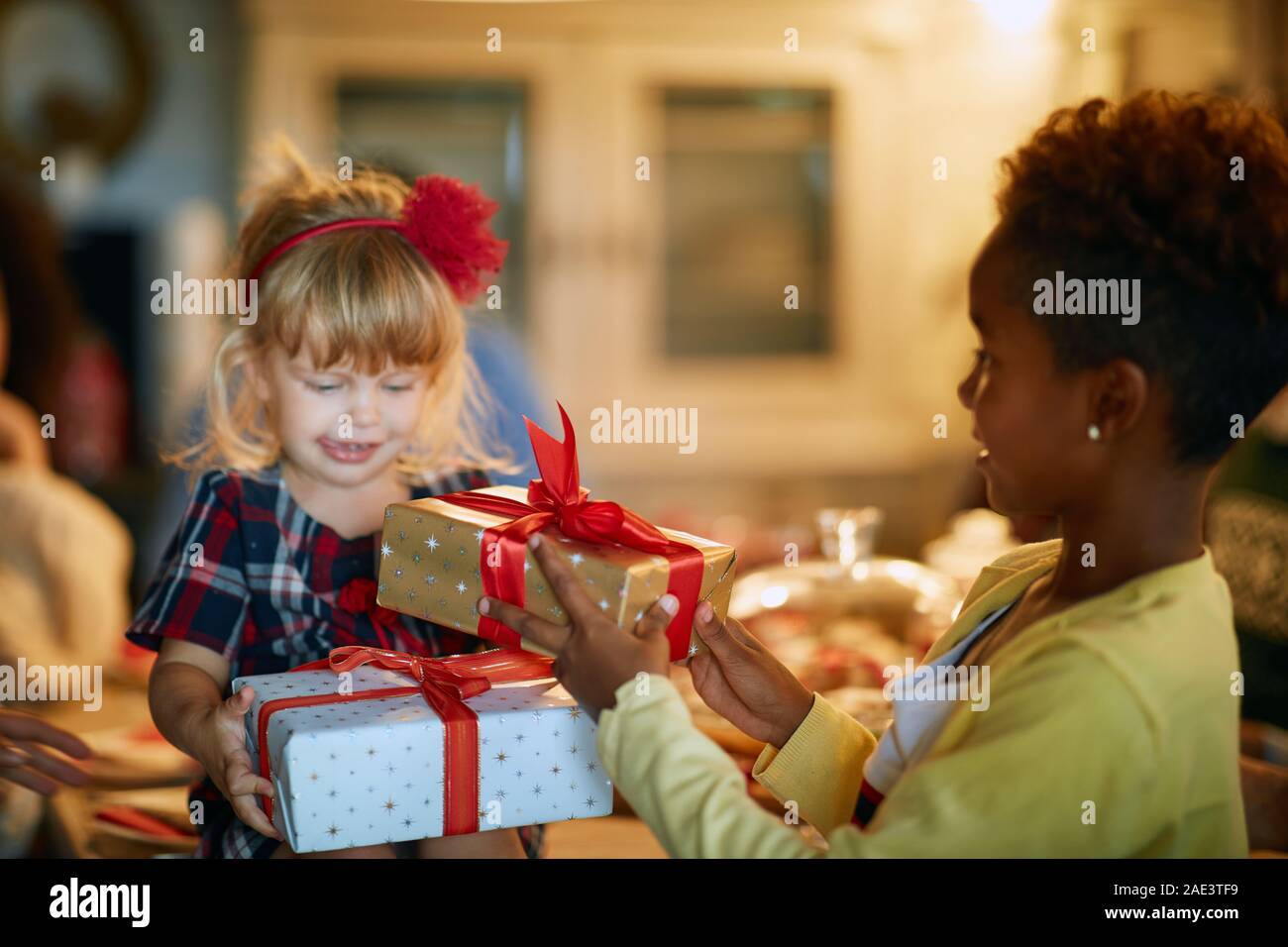 Zukunft beste Freunde ihre Weihnachtsgeschenke austauschen, Freunde fürs Leben Stockfoto