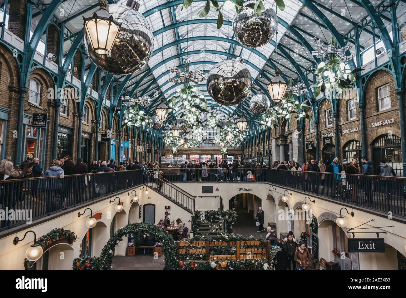London, Großbritannien - 24 November, 2019: Weihnachtsschmuck in Covent Garden Market, eine der beliebtesten Touristenattraktionen in London, Menschen zu Fuß aro Stockfoto