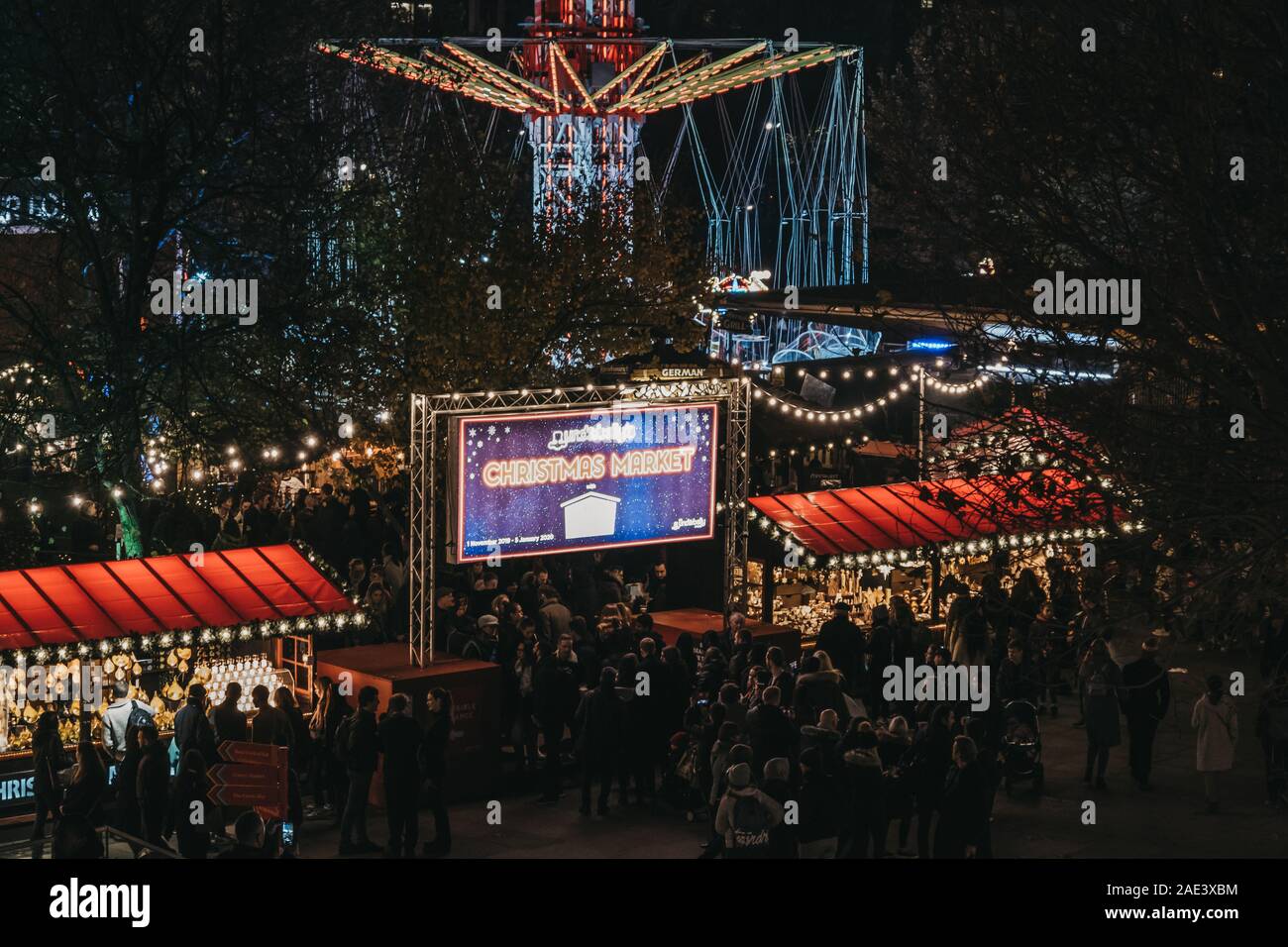 London, Großbritannien - 24 November, 2019: Hohe Betrachtungswinkel von Menschen in Southbank Centre Winter Markt, einen Außenpool, global Street Food Market, konzentrierte sich auf Sustain Stockfoto