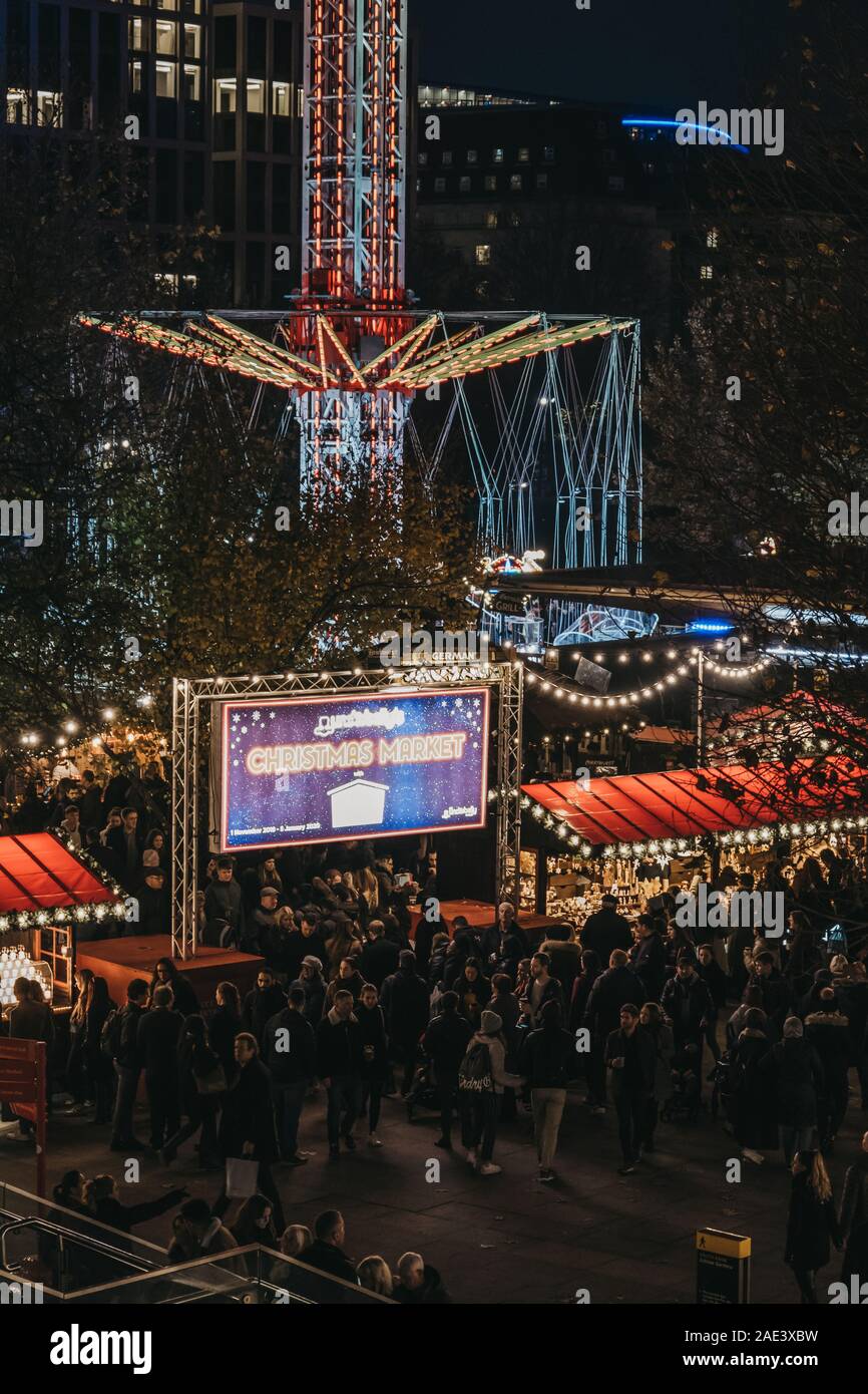 London, Großbritannien - 24 November, 2019: Hohe Betrachtungswinkel von Menschen in Southbank Centre Winter Markt, einen Außenpool, global Street Food Market, konzentrierte sich auf Sustain Stockfoto