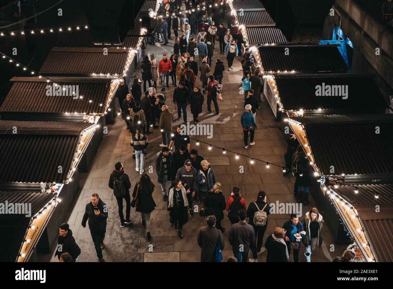 London, Großbritannien - 24 November, 2019: Hohe Betrachtungswinkel von Menschen zu Fuß durch die Stände im Southbank Centre Winter Markt, einen Außenpool, global Street Food m Stockfoto