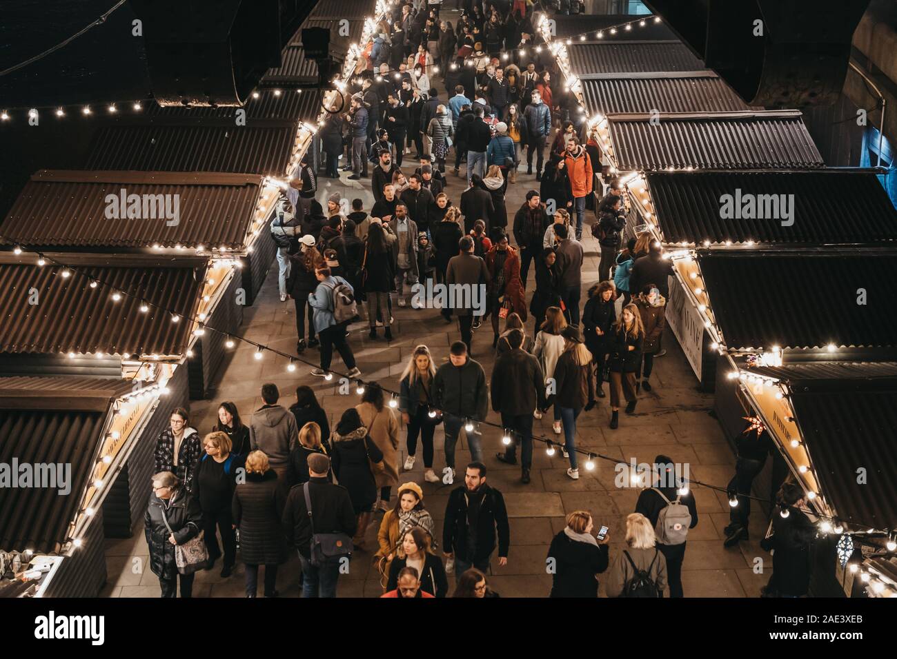 London, Großbritannien - 24 November, 2019: Hohe Betrachtungswinkel von Menschen zu Fuß durch die Stände im Southbank Centre Winter Markt, einen Außenpool, global Street Food m Stockfoto