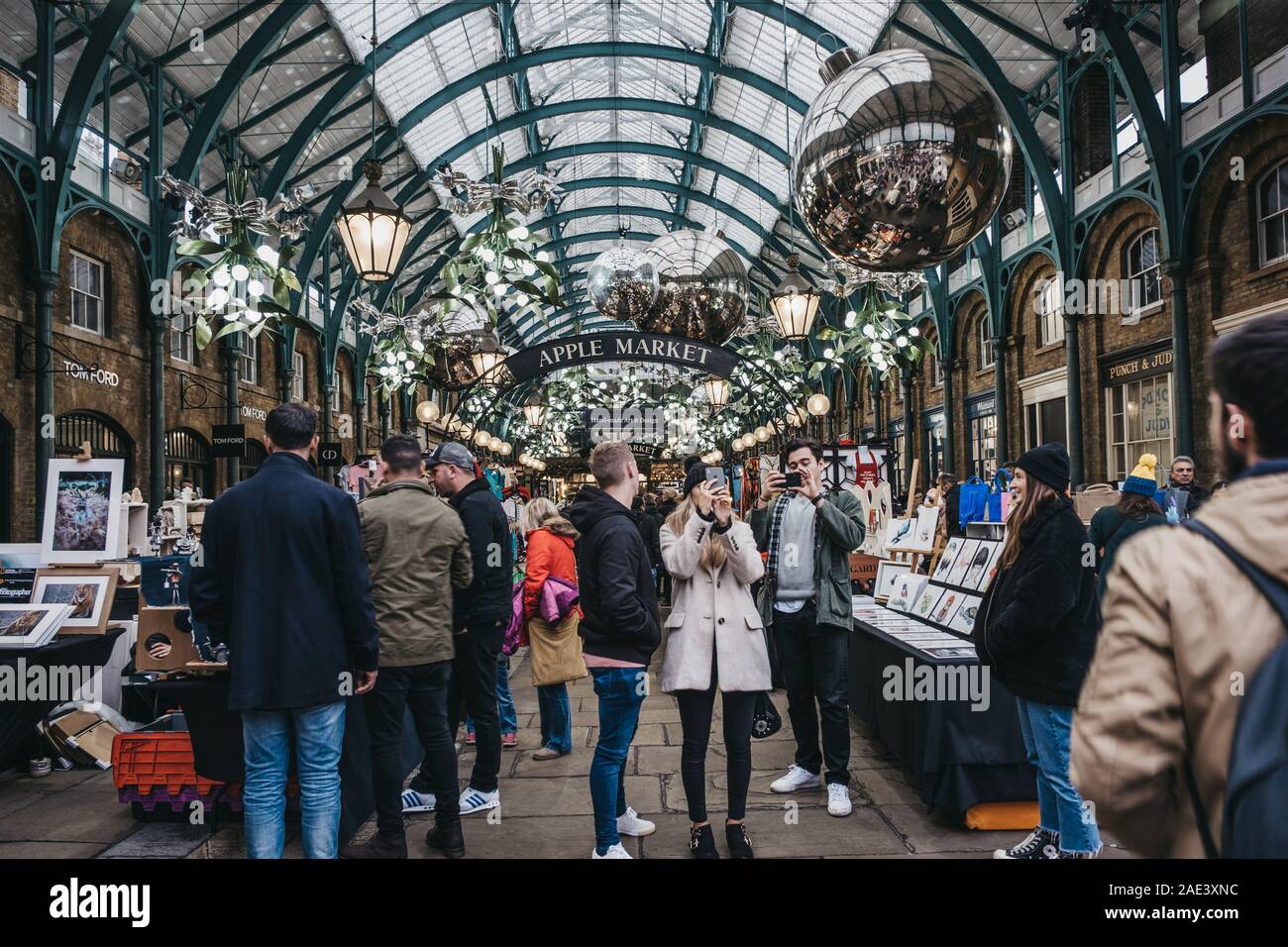 London, Großbritannien - 24 November, 2019: die Menschen nehmen Sie Fotos in Covent Garden Market, eine der beliebtesten Touristenattraktionen in London, UK, dekoriert mit Christus Stockfoto