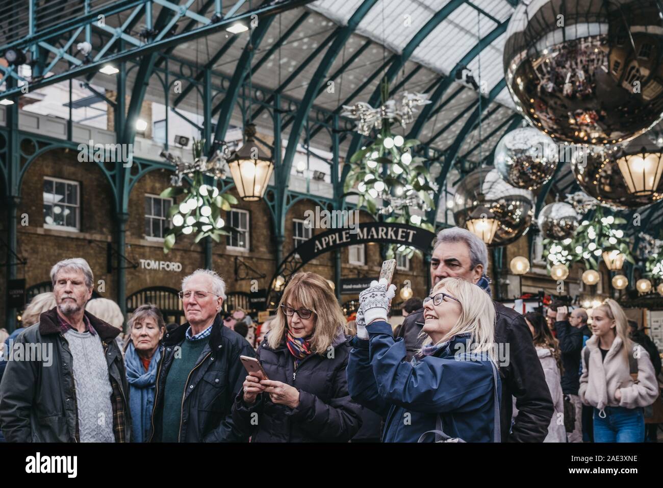 London, Großbritannien - 24 November, 2019: die Menschen nehmen Sie Fotos in Covent Garden Market, eine der beliebtesten Touristenattraktionen in London, UK, dekoriert mit Christus Stockfoto
