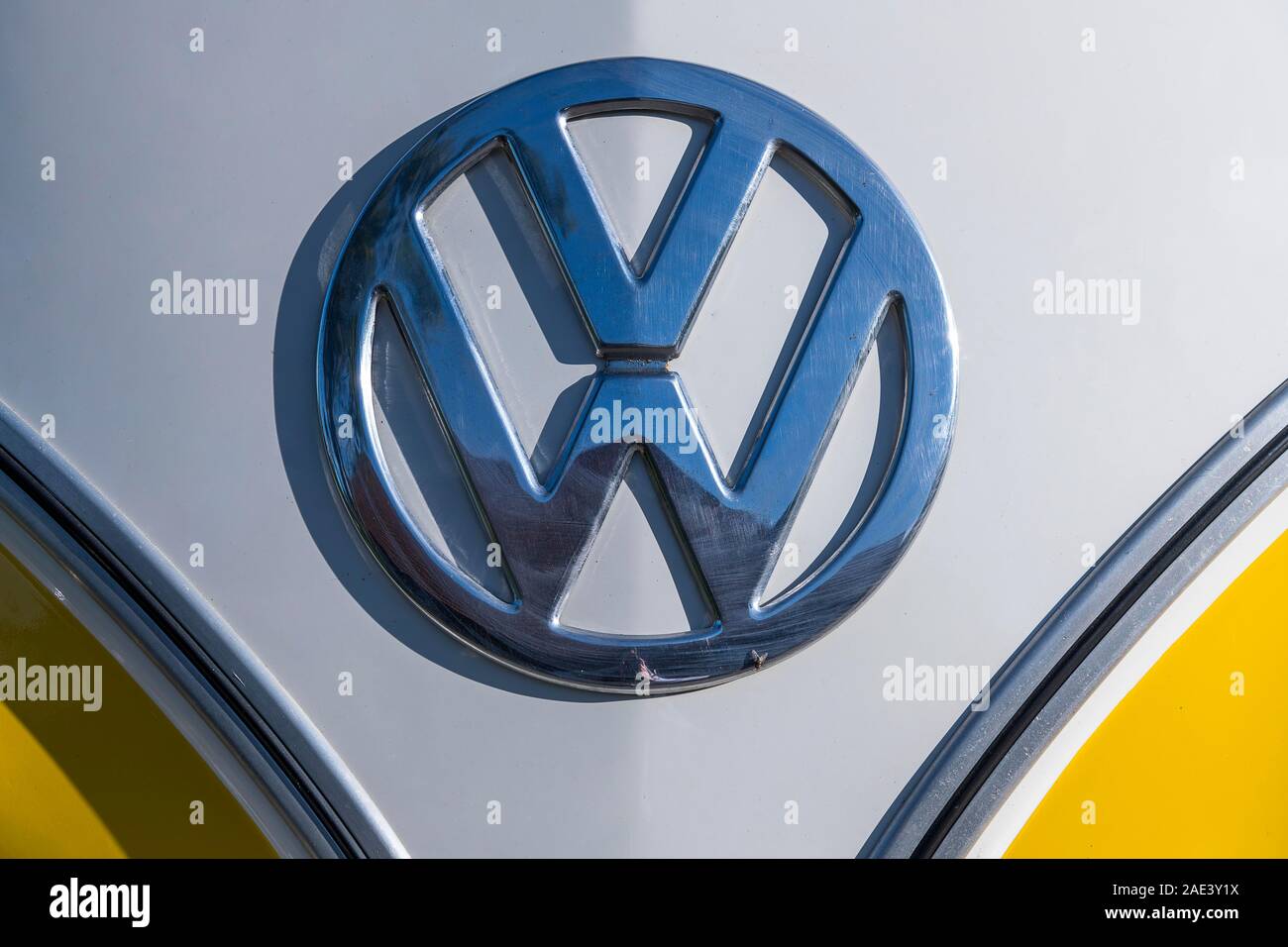 VW-Logo, Oldtimer VW Typ 2 T1, Bulli, Baujahr 1967, Vorderansicht, Österreich Stockfoto