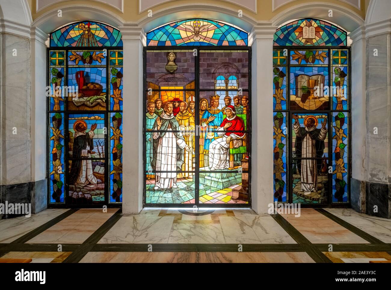 Glas Kirche Tür, Kirche Chiesa di San Vincenzo Ferreri, Stromboli, Lipari Inseln, Süditalien, Italien Stockfoto