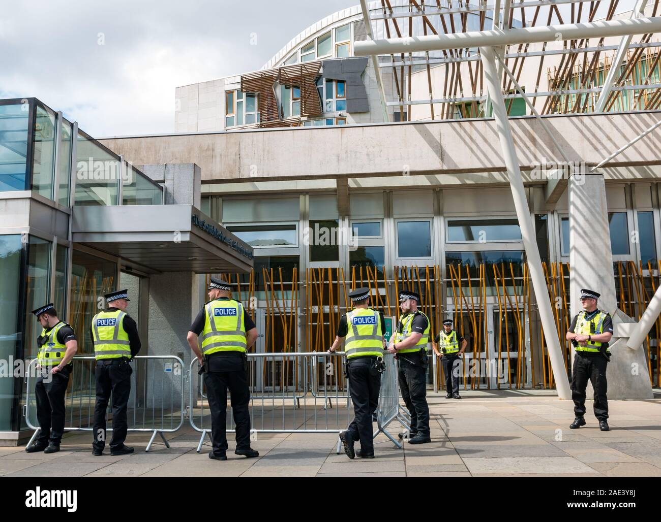 Polizei außerhalb des Schottischen Parlaments Gebäude, Holyrood, Edinburgh, Schottland, Großbritannien Stockfoto