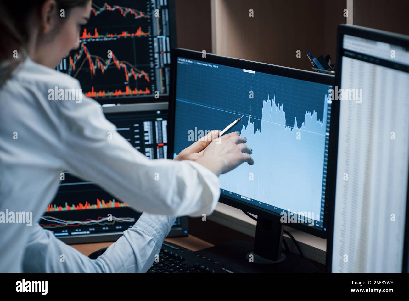 Vom Startpunkt bis zum vollen Erfolg des Unternehmens. Mannschaft der Börsenmakler sind ein Gespräch in einem Büro mit mehreren Bildschirmen Stockfoto