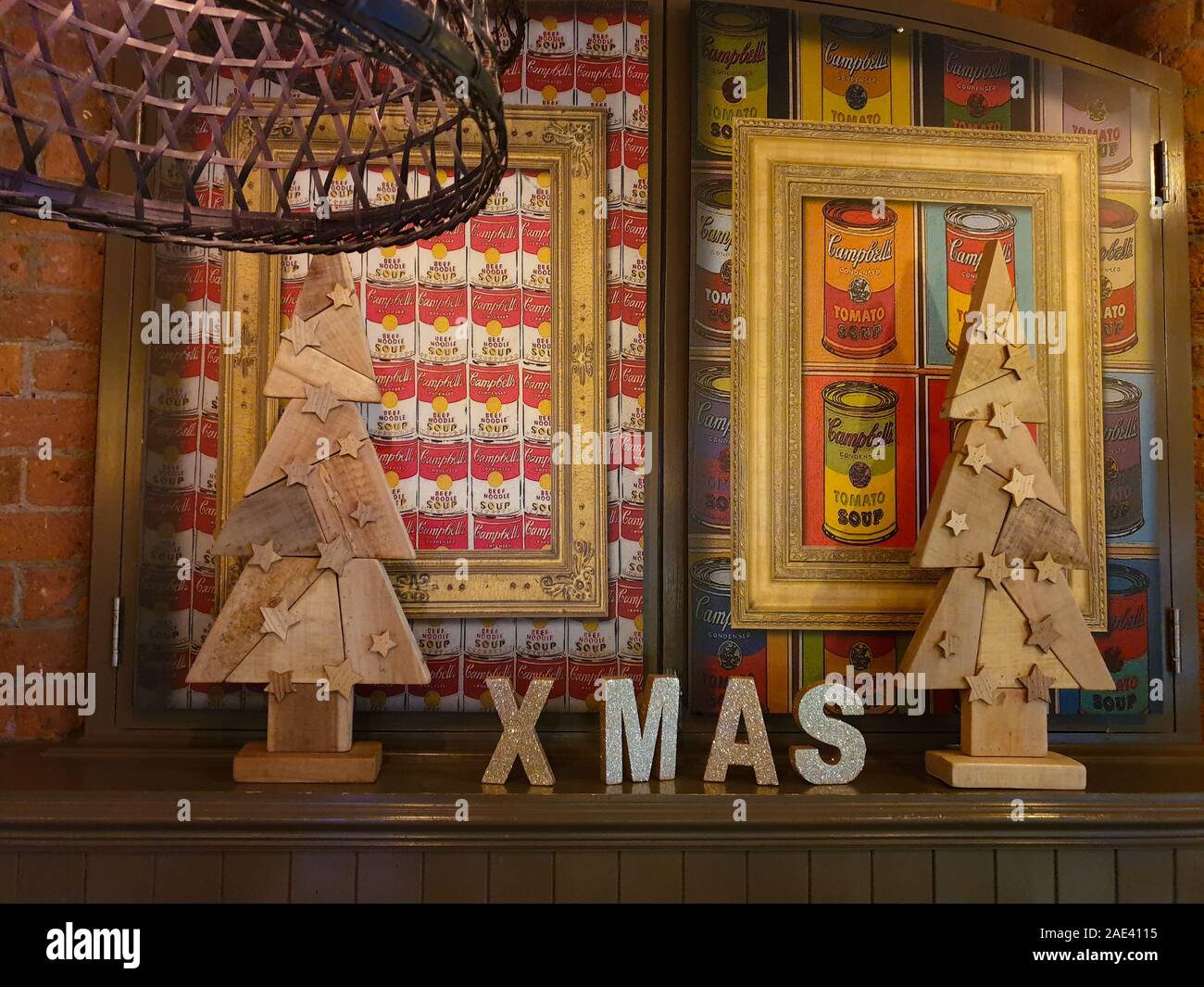 Liverpool, Großbritannien - 24 November, 2019: Schaufenster mit festlichen Weihnachtsdekor bestehend aus zwei hölzerne Christma Bäume und glitzernde Buchstaben ar Stockfoto