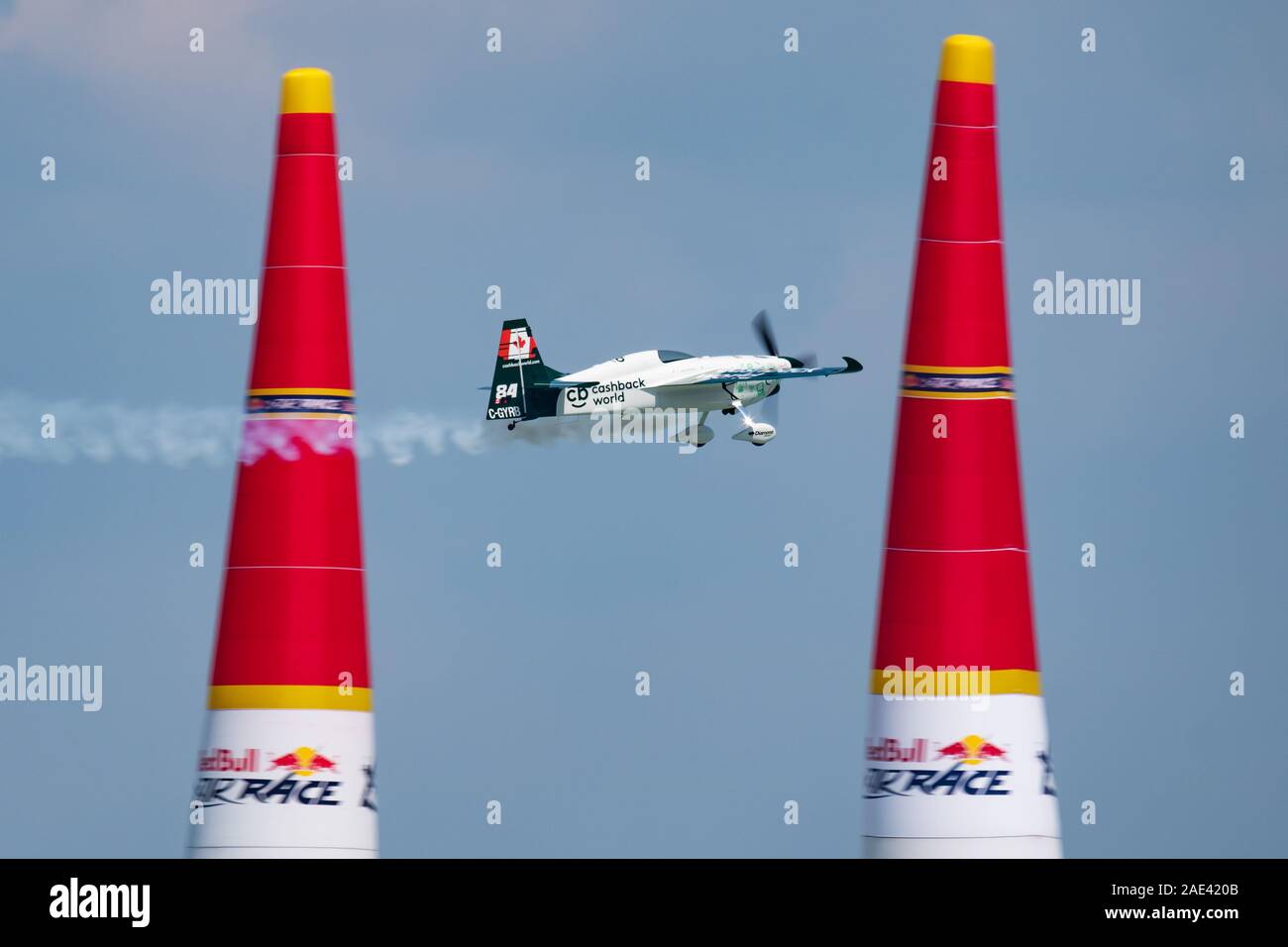 ZAMARDI/UNGARN - 14. JULI 2019: Pete McLeod mit C-GYRB Zivko Edge 540 fliegen über den Balaton in Zamárdi Stadt für Red Bull Air Race 2019 Stockfoto