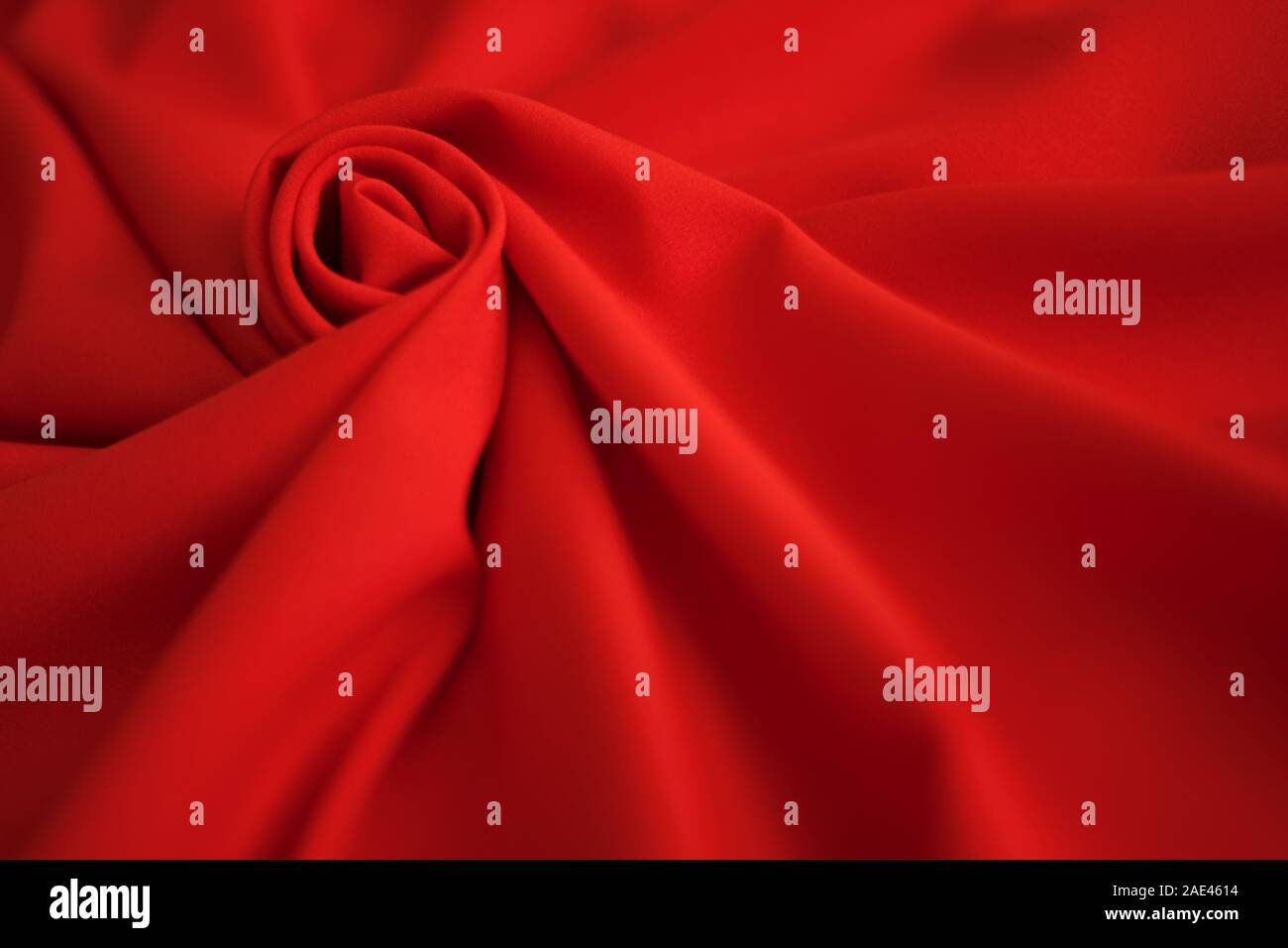 Red Batist aus Baumwolle. Probe der roten weichen Stoff mit Falten Stockfoto