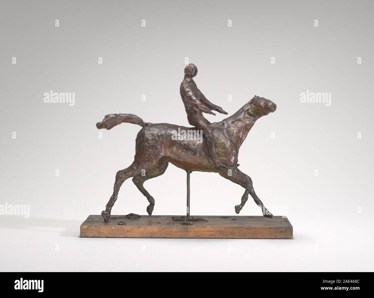 Horse Galloping, Mitte der 1870er Jahre von Edgar Degas, zeigt ein Pferd in Bewegung mit erhobenen Beinen und gedrehtem Kopf, wobei Muskulatur, Haltung, Bewegung und französisches impressionistisches Pferdestudium des späten 19. Jahrhunderts betont werden. Stockfoto