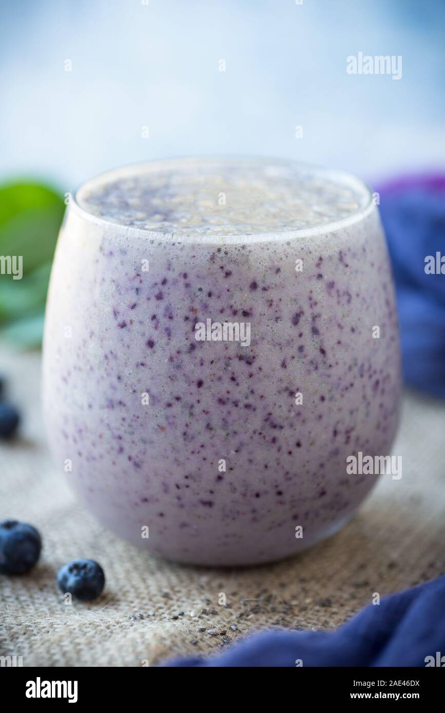 Chia-Heidelbeer-Smoothie mit Spinat und Kokosnuss Stockfoto