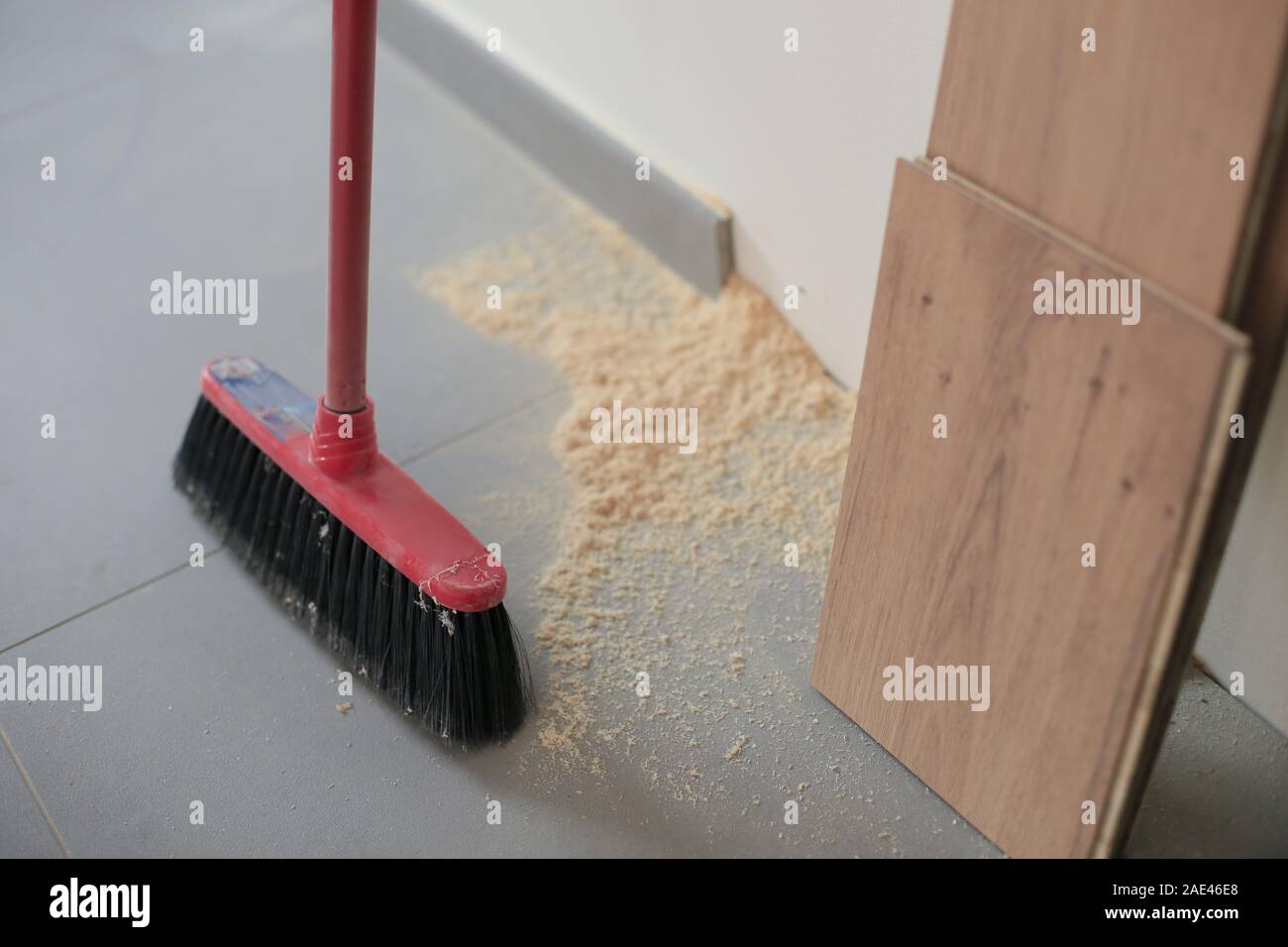 Neues Laminat oder Parkett Installation im Haus Stockfoto