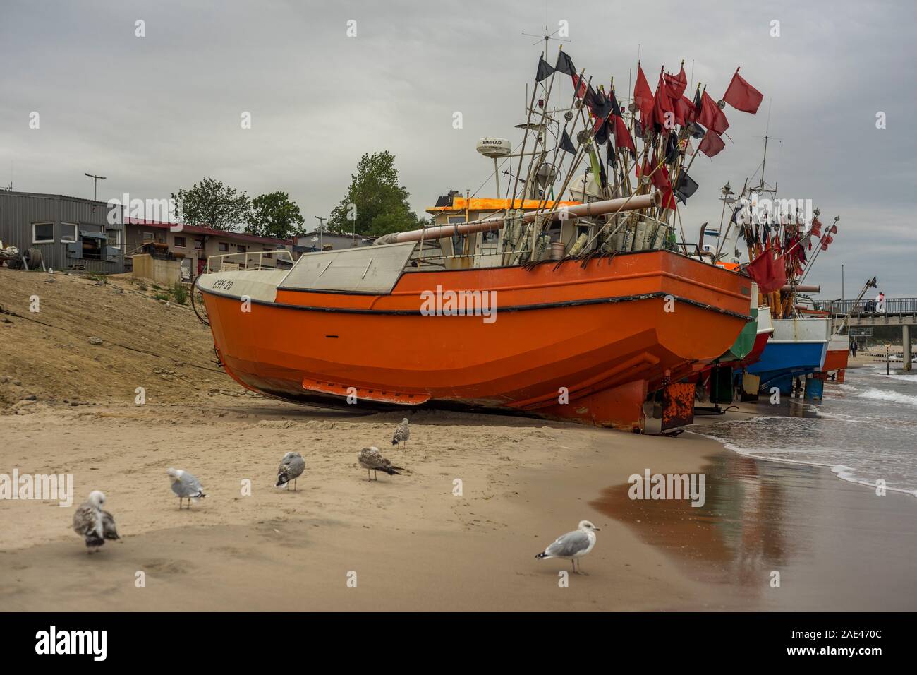 Fischerboote am Strand von Laien Chlopy, Polen 2019. Stockfoto