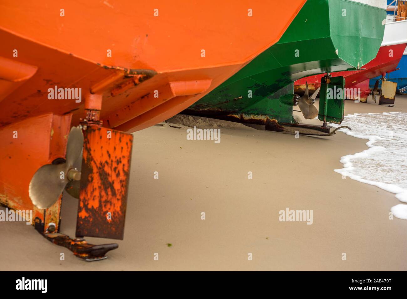 Die Hecken der Fischerboote am Strand von Chlopy, Polen im Jahr 2019. Stockfoto