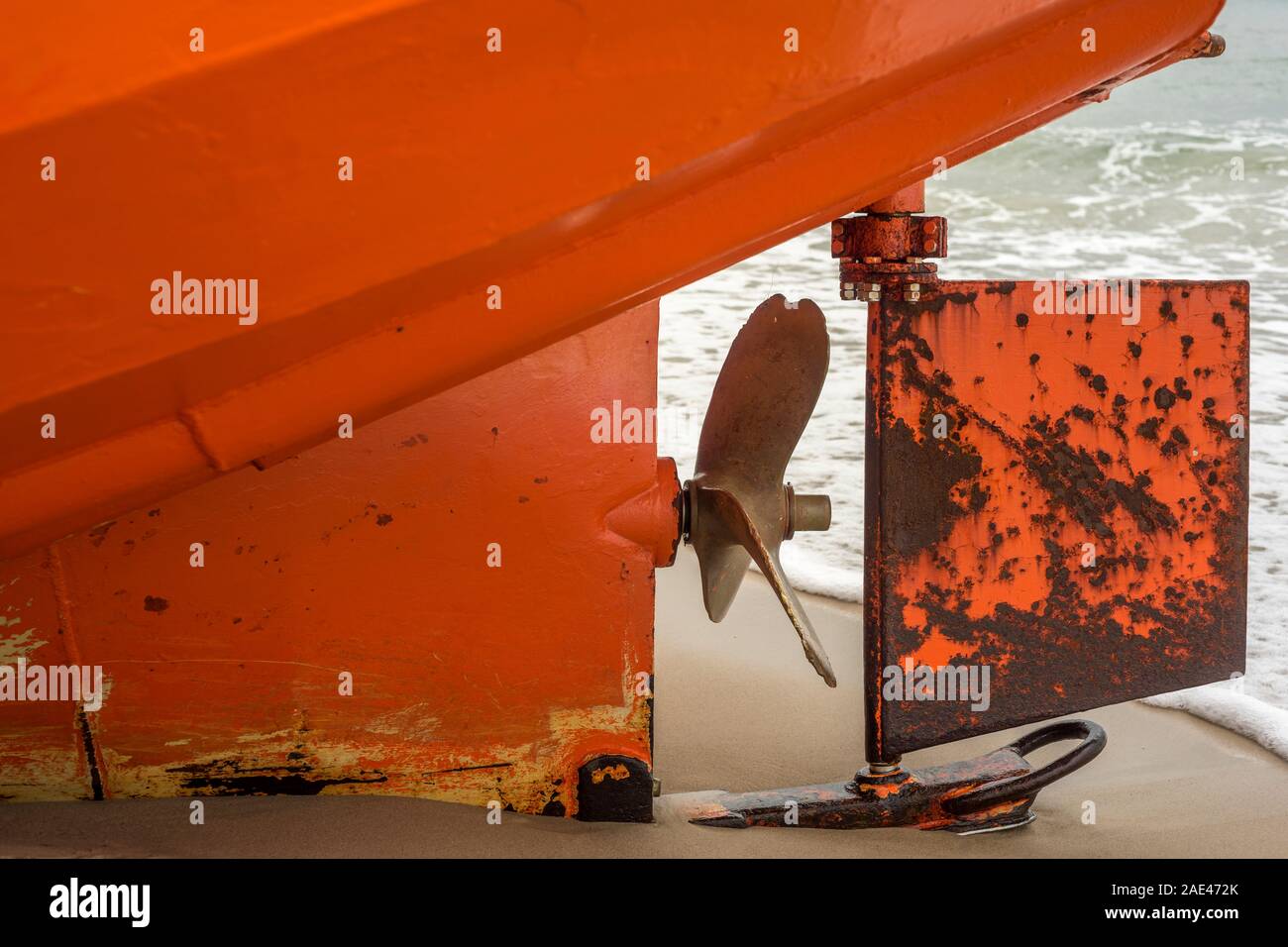 Hinten ein Fischerboot im Hafen von Chlopy, Polen im Jahr 2019. Stockfoto
