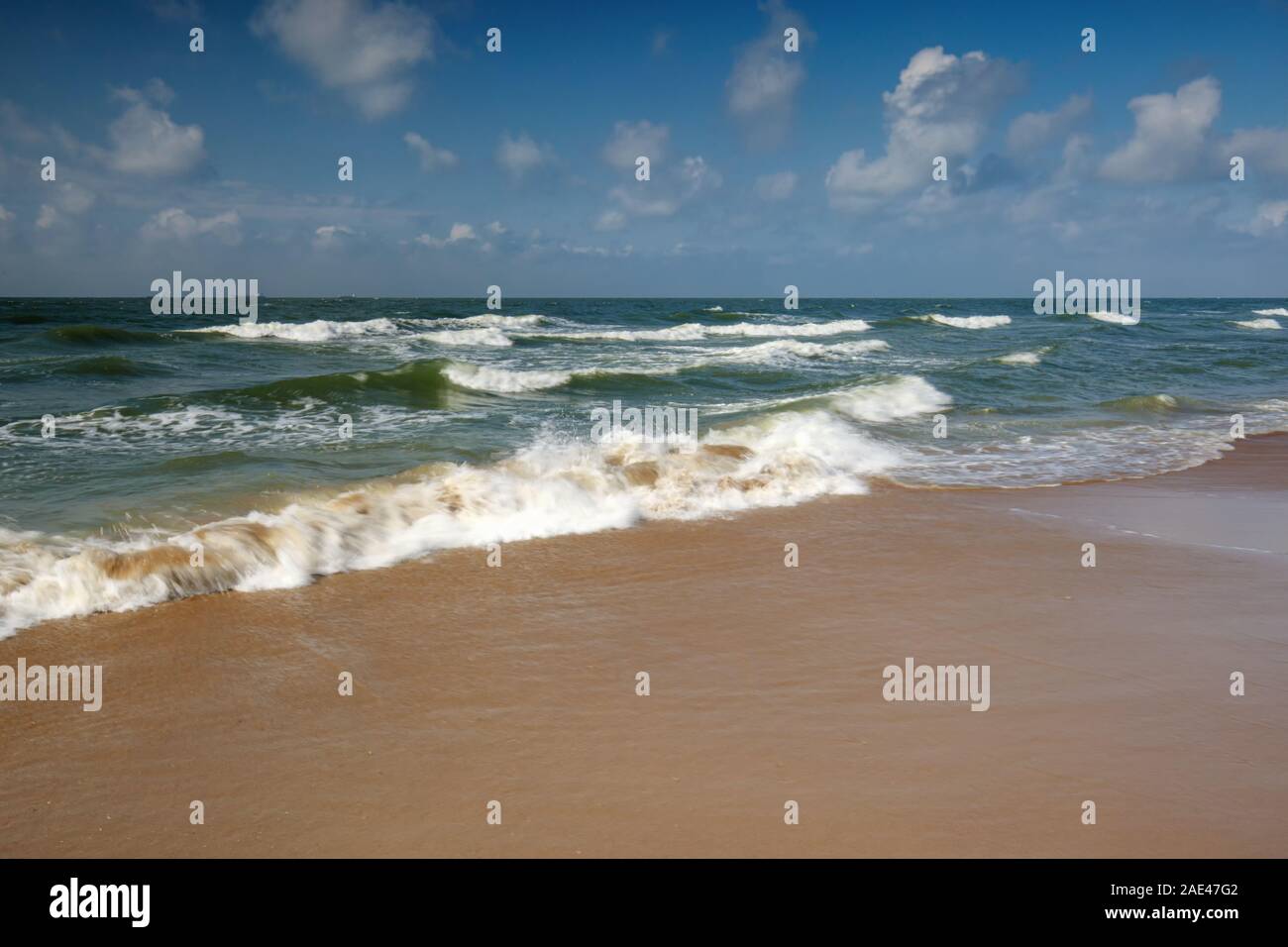 Meer Wellen auf Sunny Beach Stockfoto