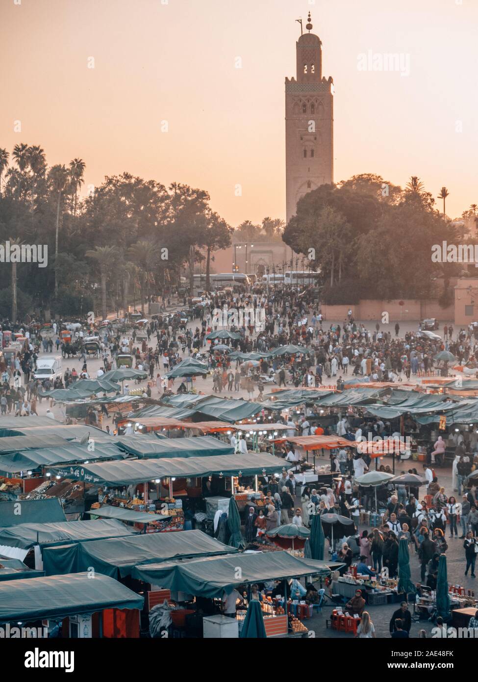 Djemaa el Fna Marktplatz in Marrakesch, Marokko beim Sonnenuntergang Stockfoto