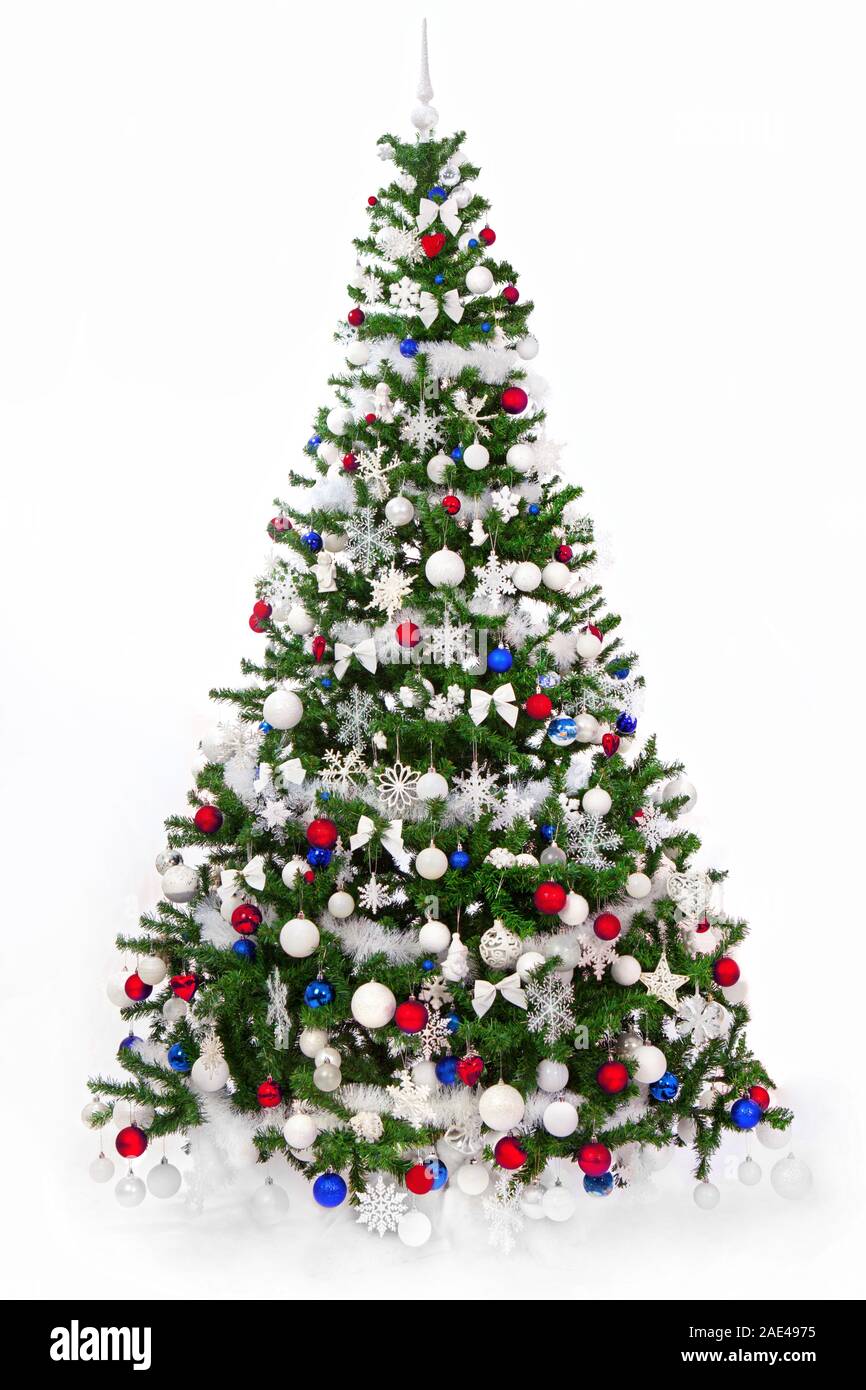 Studio geschossen von einem reich geschmückten Weihnachtsbaum mit blauen, roten und weißen Verzierungen. auf einem weißen Hintergrund. Frankreich, Serbien, Russland Flagge Farben. Stockfoto