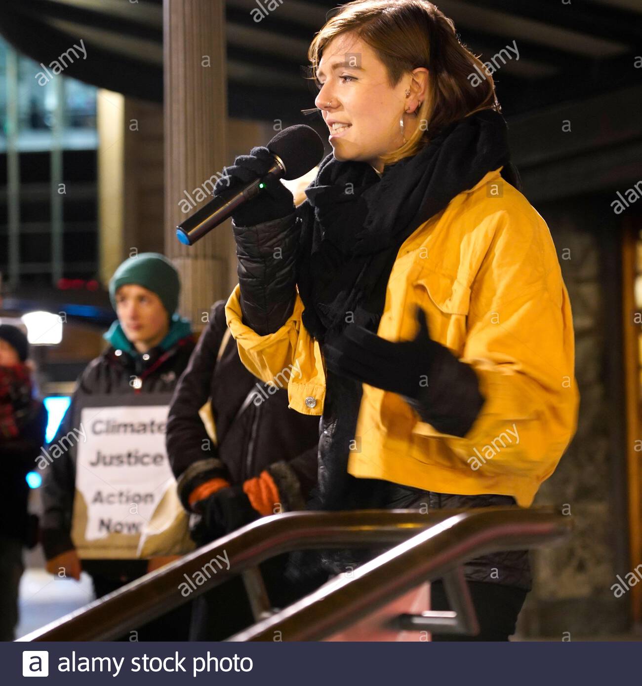 Edinburgh, Schottland, Großbritannien. 6. Dezember 2019. Redner auf einer Kundgebung vor dem Usher Hall anspruchsvolle Klima der Gerechtigkeit aus dem schottischen und britischen Regierungen in den kommenden allgemeinen Wahlen, und von den Vereinten Nationen nach 25 Jahren fehlgeschlagener internationalen Klimagespräche. Die Rallye wird durch eine Mahnwache am westlichen Ende der Princes Street für Klimagerechtigkeit und in Solidarität mit der sozialen Gerechtigkeit Demonstranten in Chile, wo die Regierung gewählt hat, die Bewirtung der COP 25, die jüngsten UN-Klimakonferenz, anstatt ihre Anforderungen gerecht zu ziehen. Quelle: Craig Brown/Alamy leben Nachrichten Stockfoto