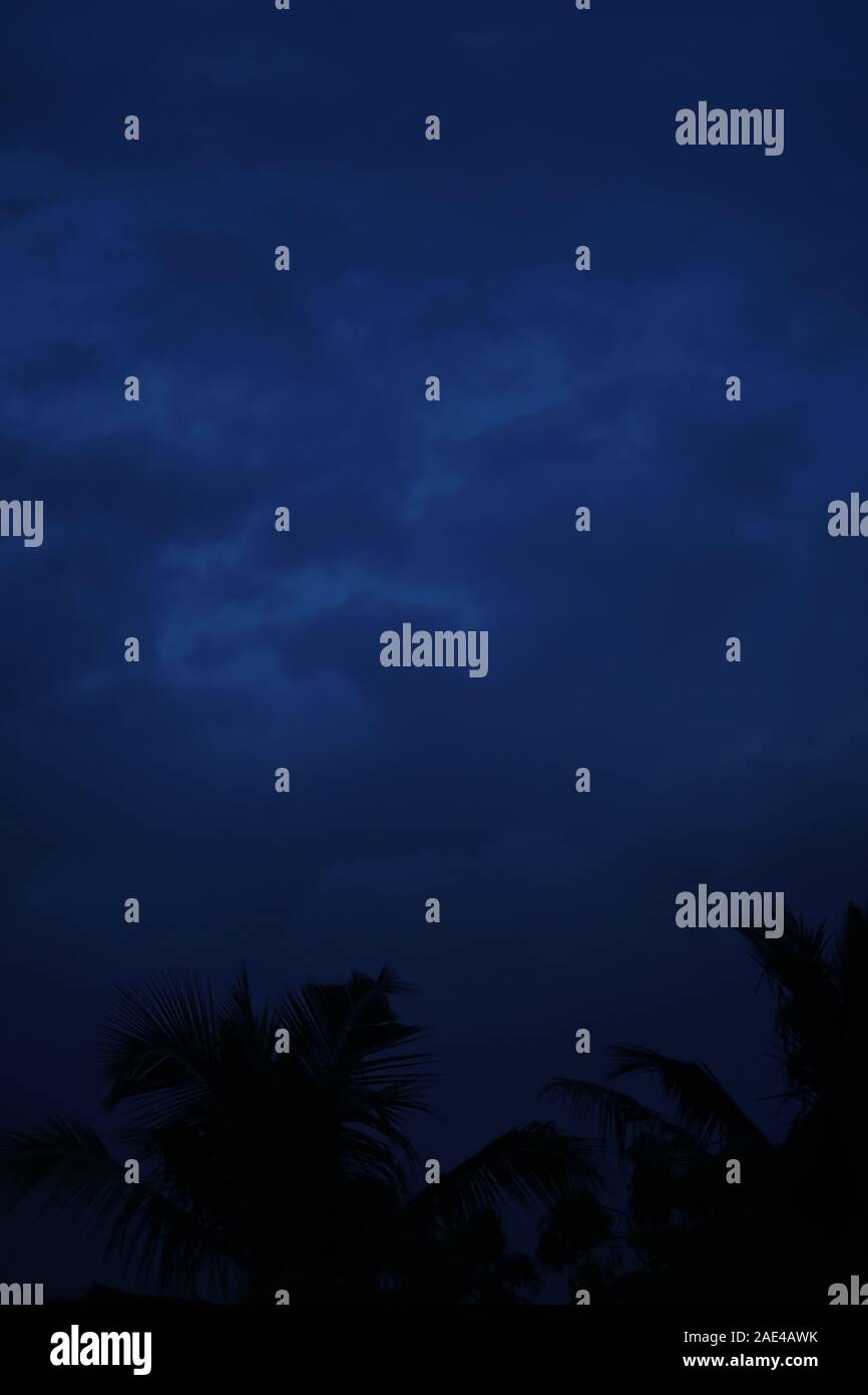 Schön bewölkt, Sonnenuntergang, Blick auf die Wolken und schönen Himmel, Wetter, Unwetter Stockfoto
