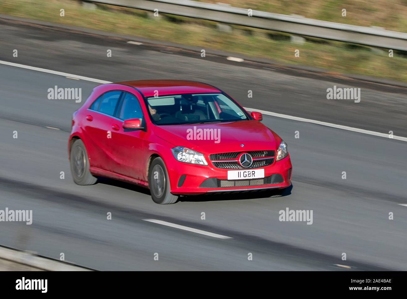 Verschwommen fahrendes Auto 11 GBR Mercedes-Benz 160 Se Auto bei hoher Geschwindigkeit auf der Autobahn M61 langsam Kamera Verschlusszeit Bewegungen des Fahrzeugs Reisen Stockfoto