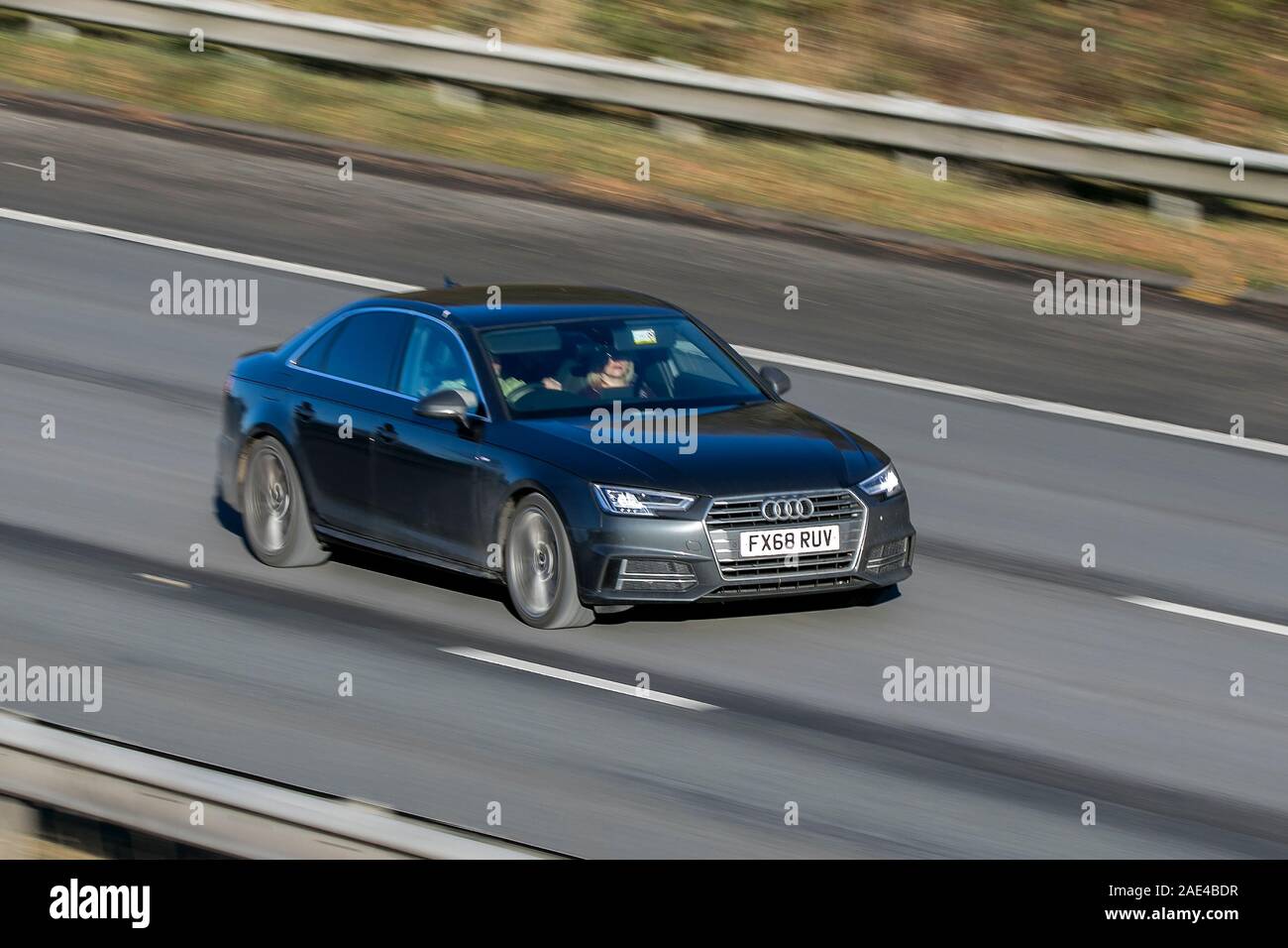 Verschwommen fahrendes Auto AUDI A4 S-Line Tdi S-A bei einer Geschwindigkeit auf der M61 Autobahn langsam Kamera Verschlusszeit Bewegungen des Fahrzeugs Stockfoto