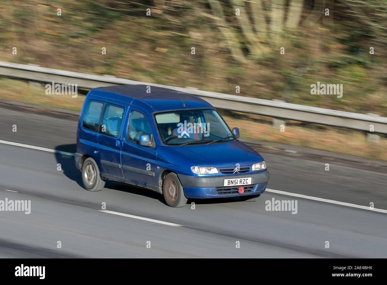 Verschwommen fahrendes Auto CITROEN Berlingo Multispace Forte bei der Geschwindigkeit auf der M61 Autobahn langsam Kamera Verschlusszeit Bewegungen des Fahrzeugs Reisen Stockfoto