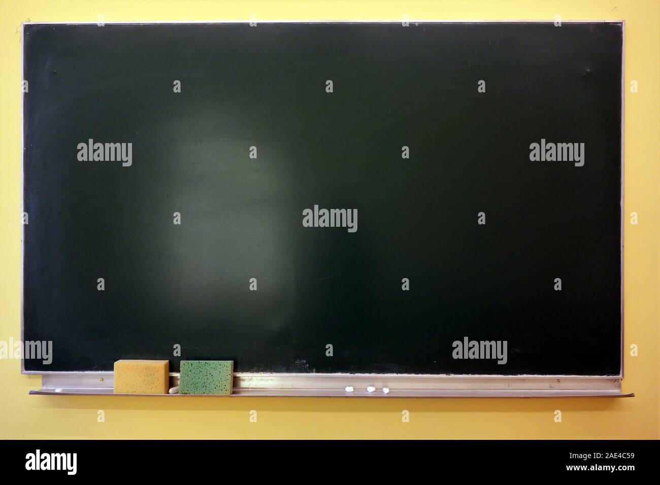 Leere grüne Tafel mit Kreide und Schwamm mit Kopie Raum Stockfoto