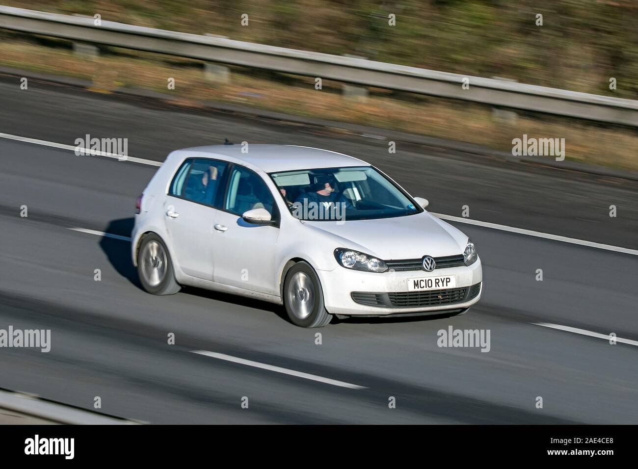 Verschwommen fahrendes Auto Volkswagen Golf TDI Bluemotion Se bei der Geschwindigkeit auf der M61 Autobahn reisen; Kamera Verschlusszeit übertreiben, das Fahrzeug bewegt sich langsam Stockfoto