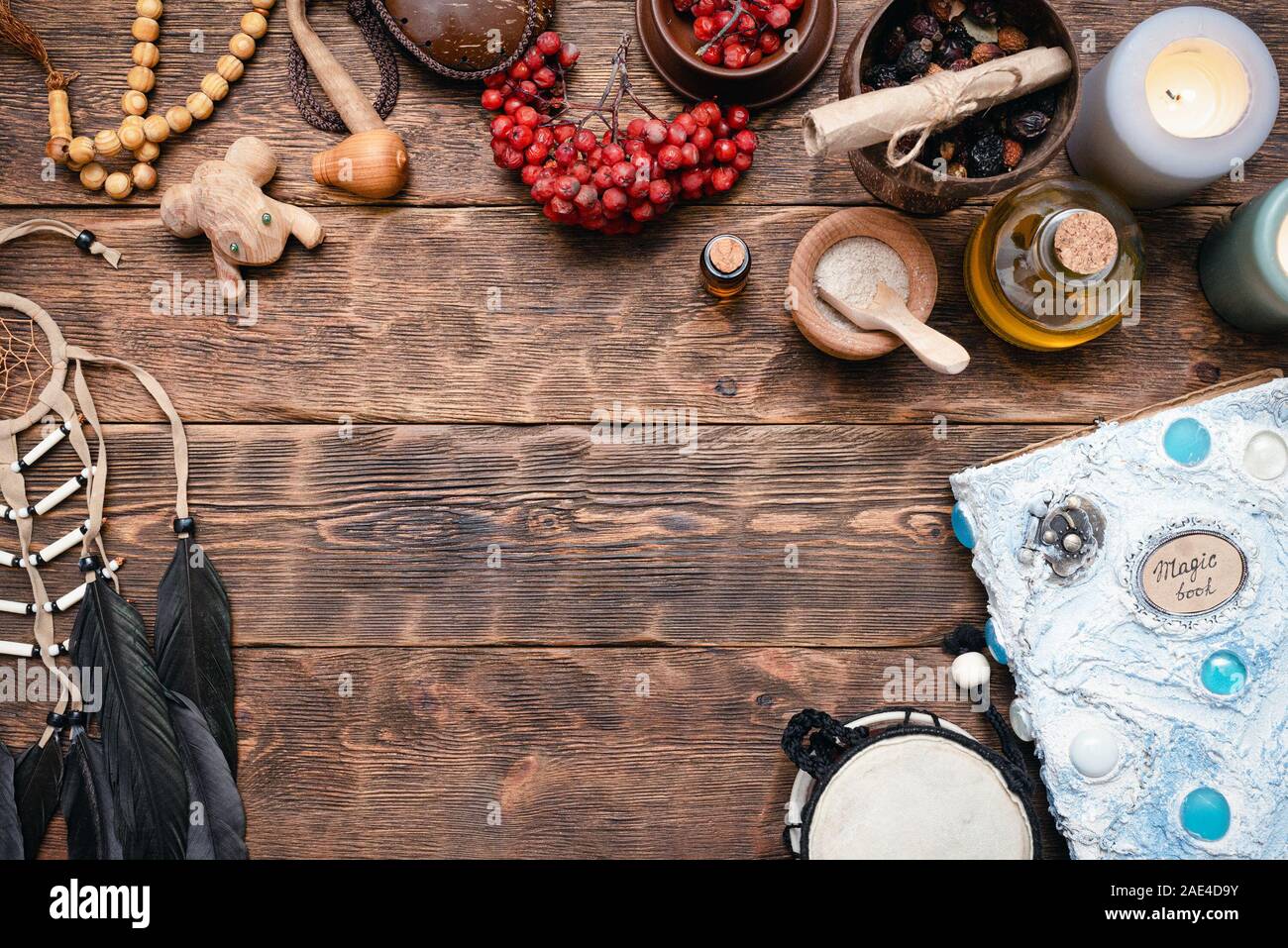 Witch Doctor oder Schamane Tabelle flachbild Hintergrund legen. Magic Buch über die Hexe Schreibtisch. Stockfoto