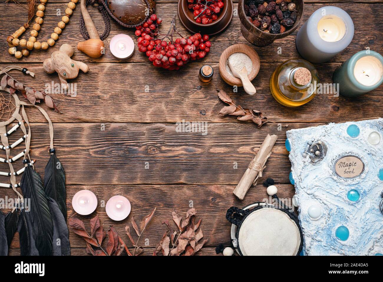 Witch Doctor oder Schamane Tabelle flachbild Hintergrund legen. Magic Buch über die Hexe Schreibtisch. Stockfoto