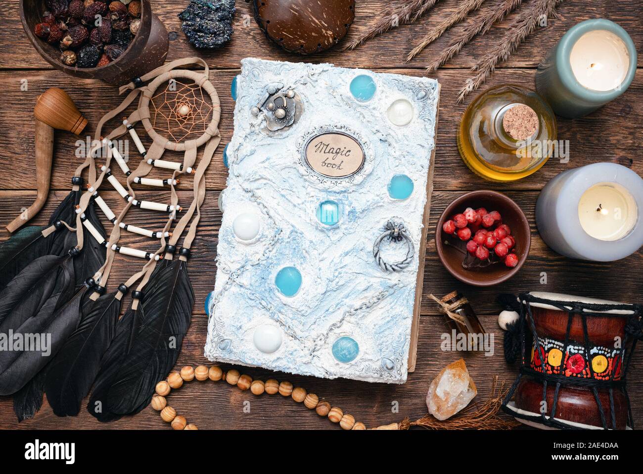 Witch Doctor oder Schamane Tabelle flachbild Hintergrund legen. Magic Buch über die Hexe Schreibtisch. Stockfoto