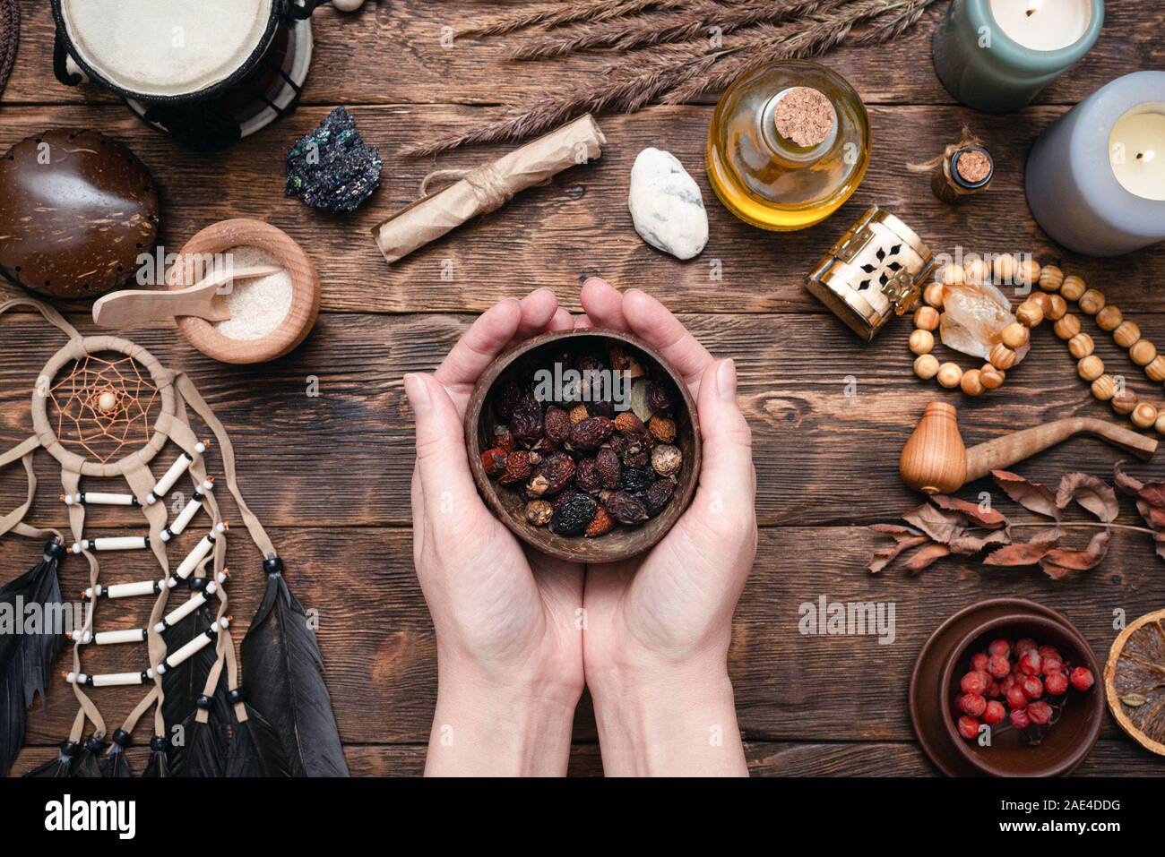 Witch Doctor bereitet einen Zaubertrank auf Ihrem Tisch. Stockfoto