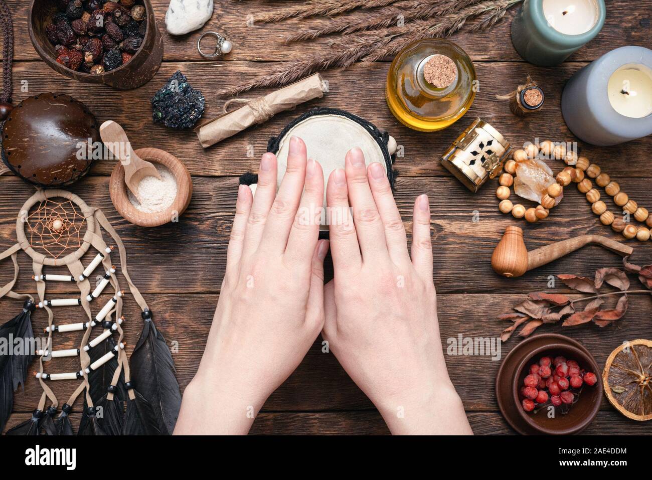 Witch Doctor bereitet einen Zaubertrank auf Ihrem Tisch. Stockfoto