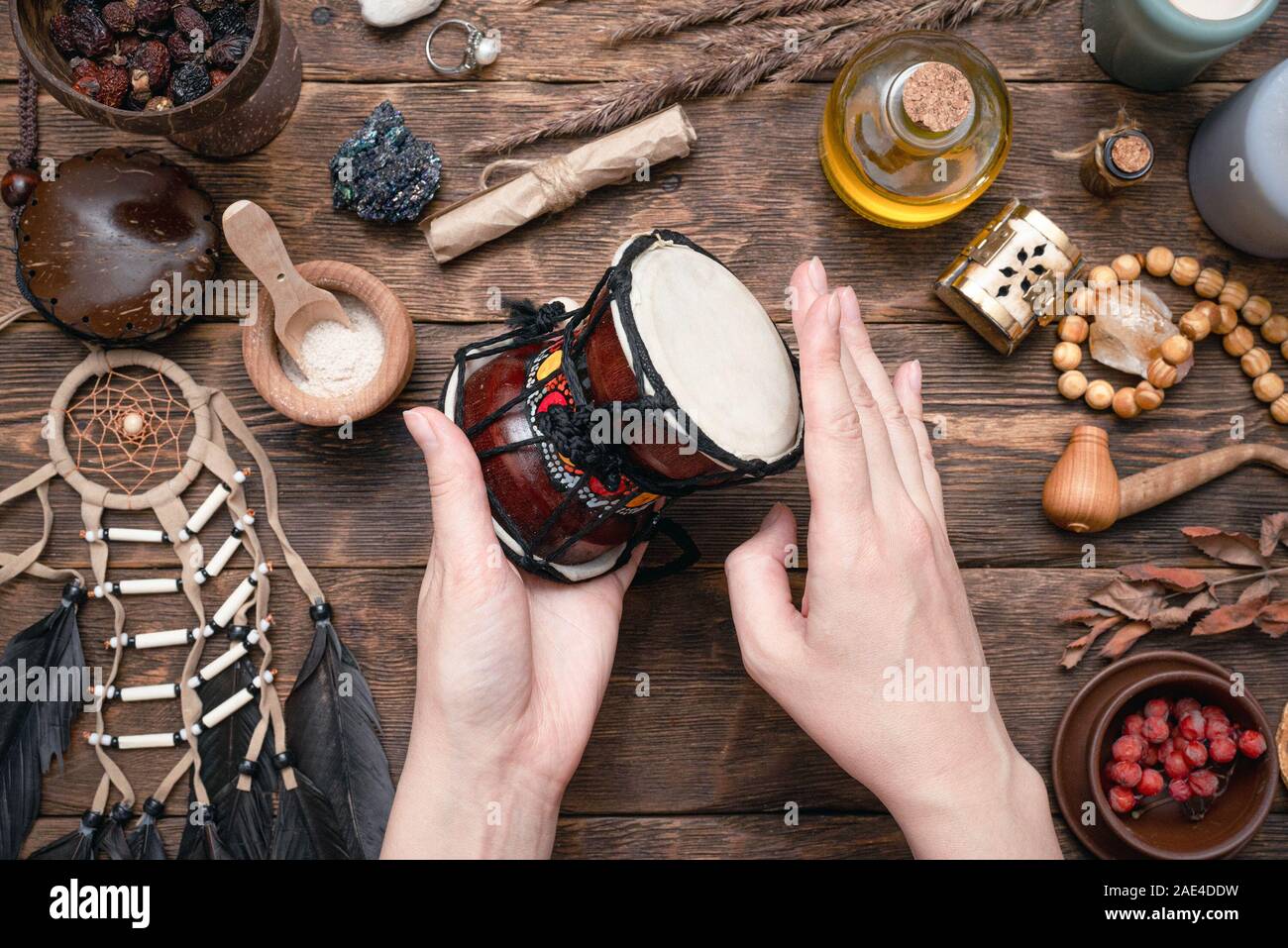 Witch Doctor bereitet einen Zaubertrank auf Ihrem Tisch. Stockfoto