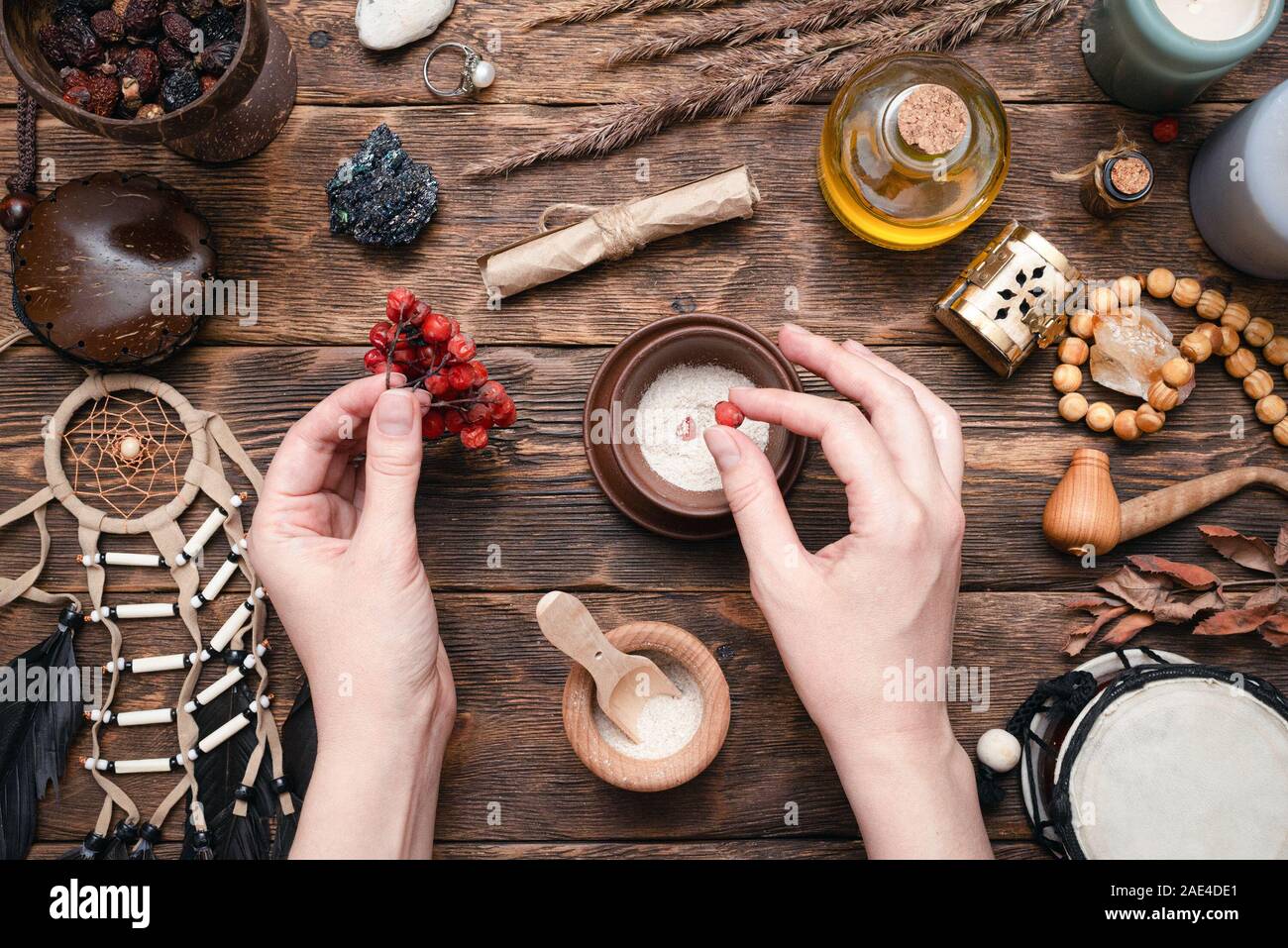Witch Doctor bereitet einen Zaubertrank auf Ihrem Tisch. Stockfoto