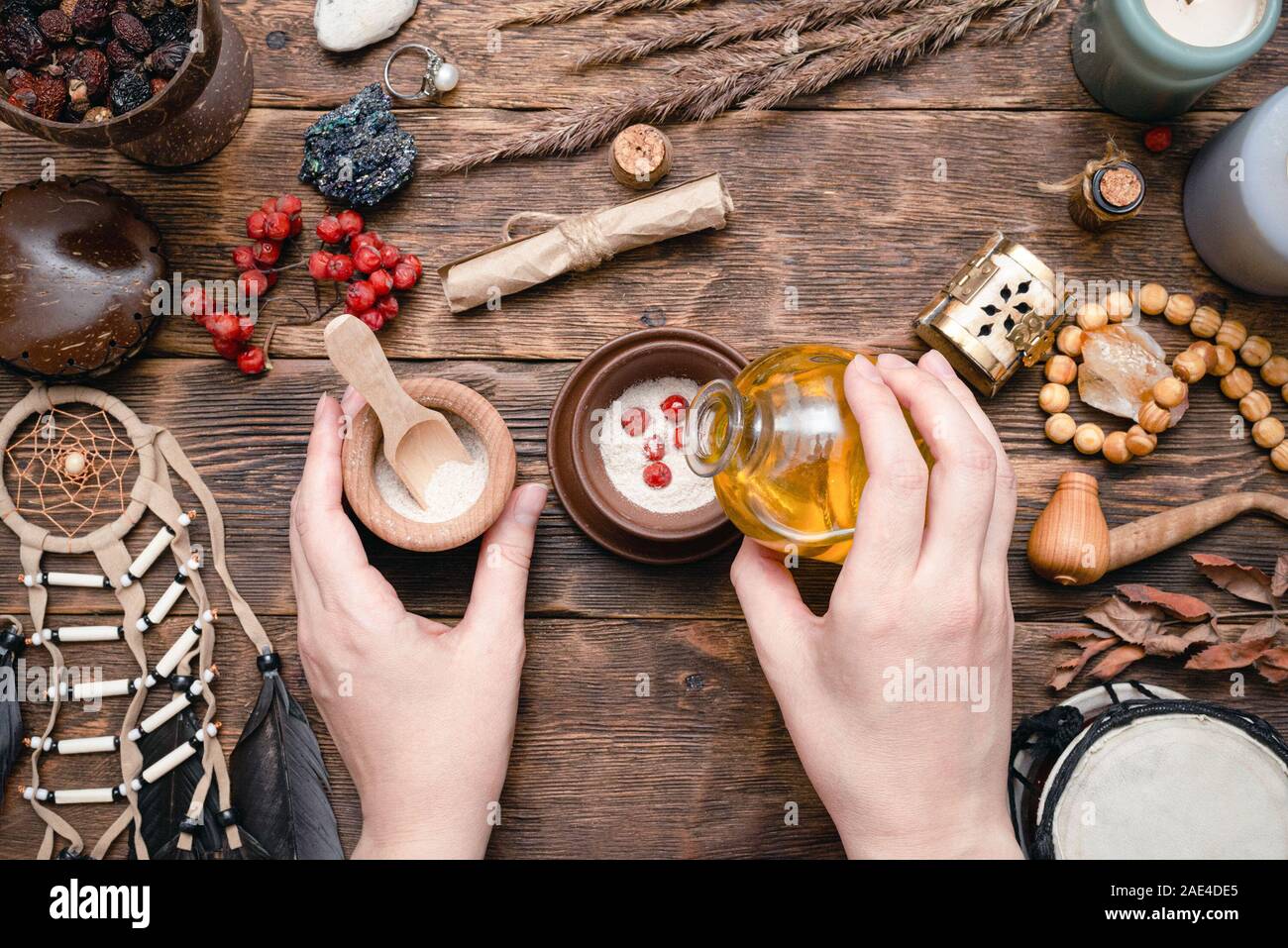 Witch Doctor bereitet einen Zaubertrank auf Ihrem Tisch. Stockfoto