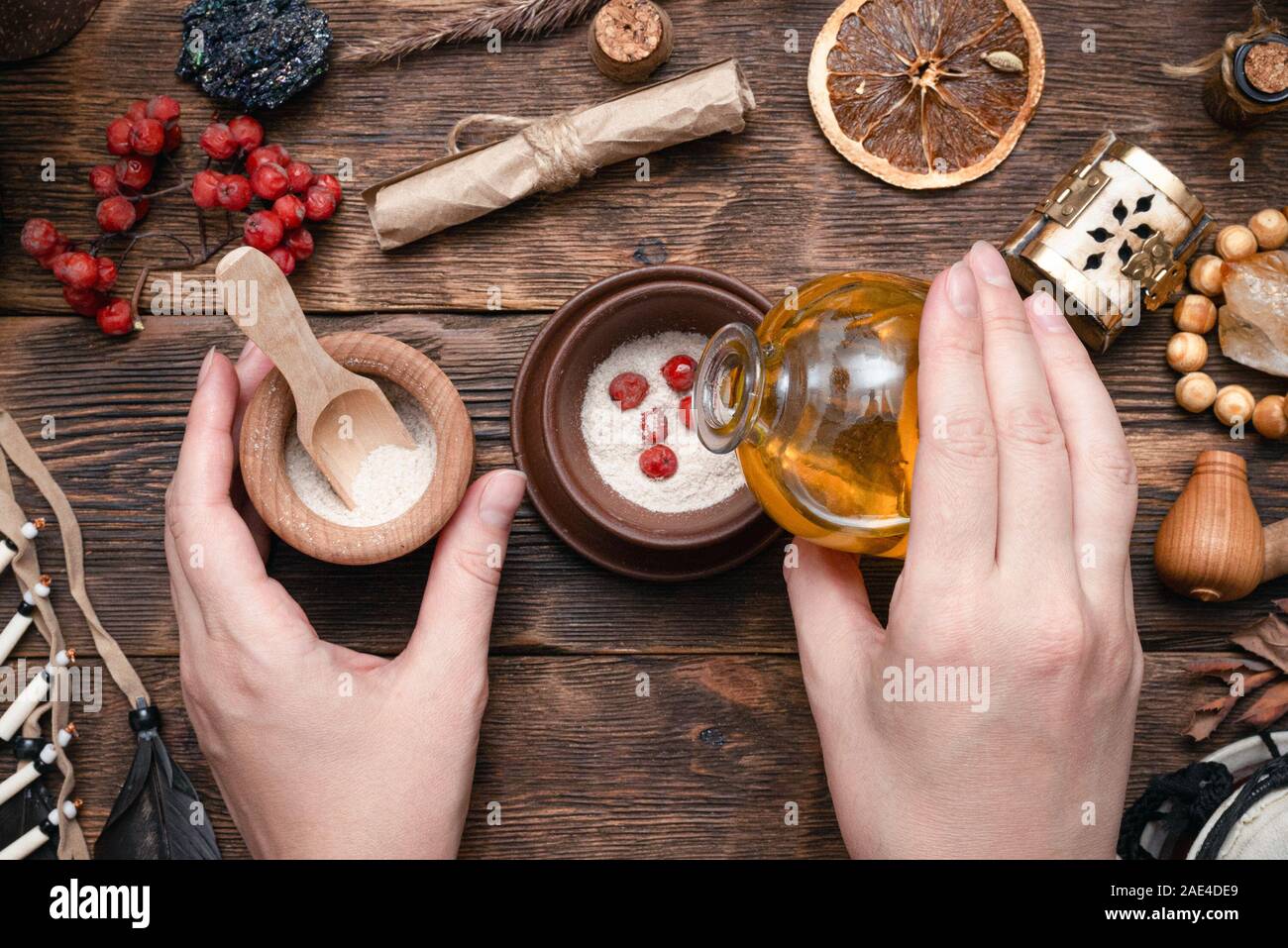 Witch Doctor bereitet einen Zaubertrank auf Ihrem Tisch. Stockfoto
