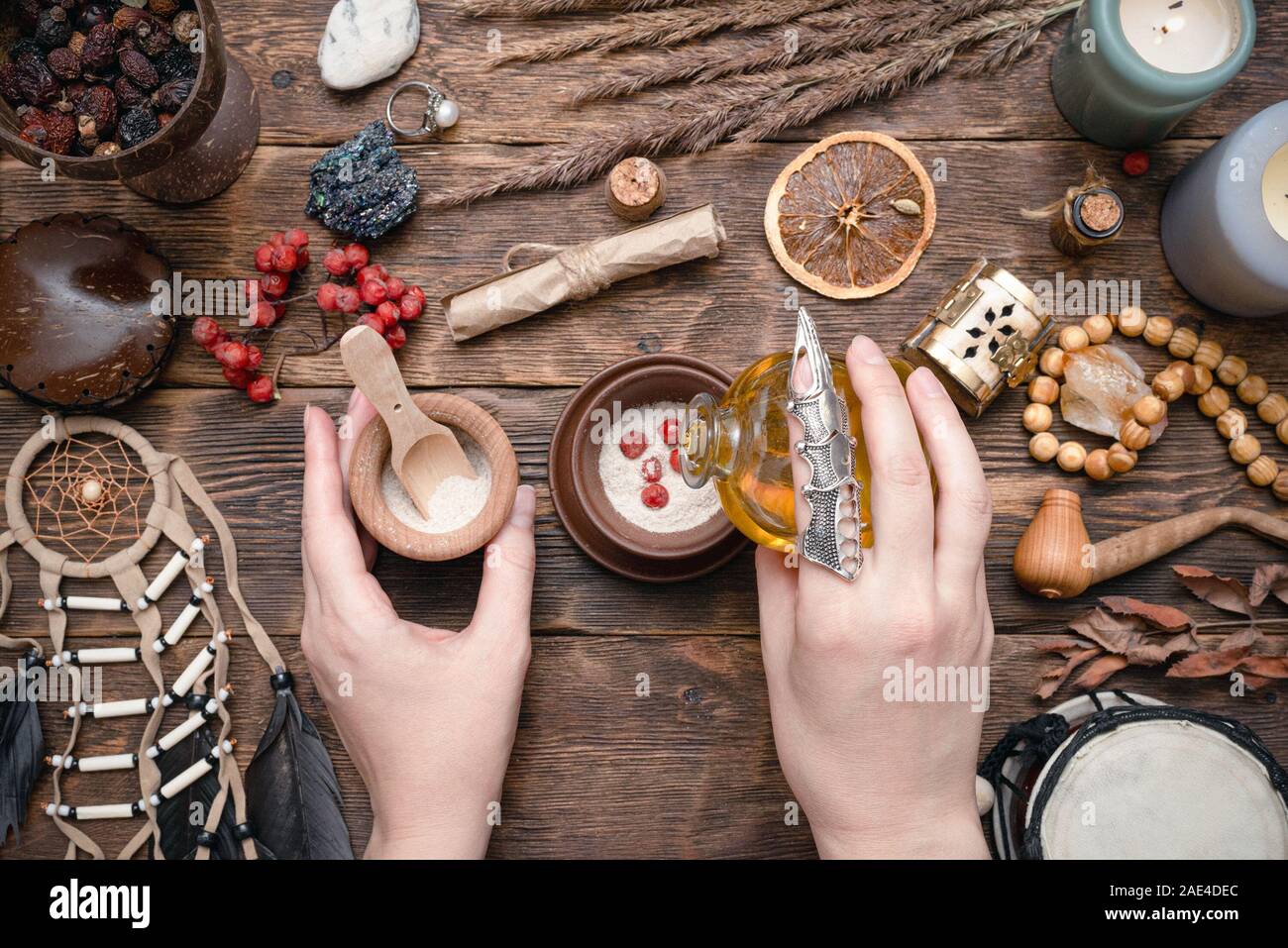 Witch Doctor bereitet einen Zaubertrank auf Ihrem Tisch. Stockfoto
