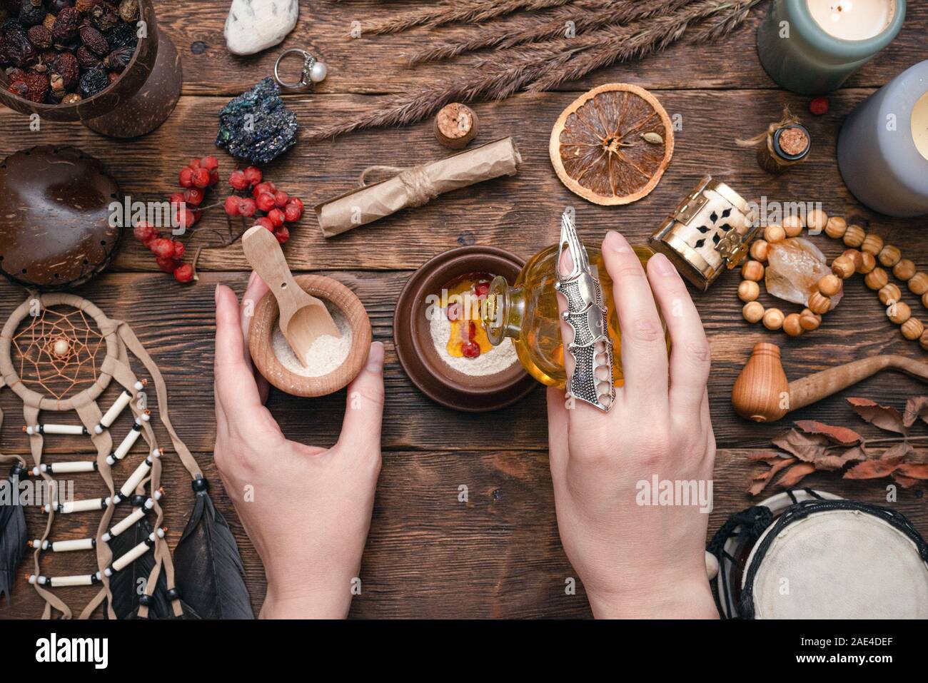 Witch Doctor bereitet einen Zaubertrank auf Ihrem Tisch. Stockfoto