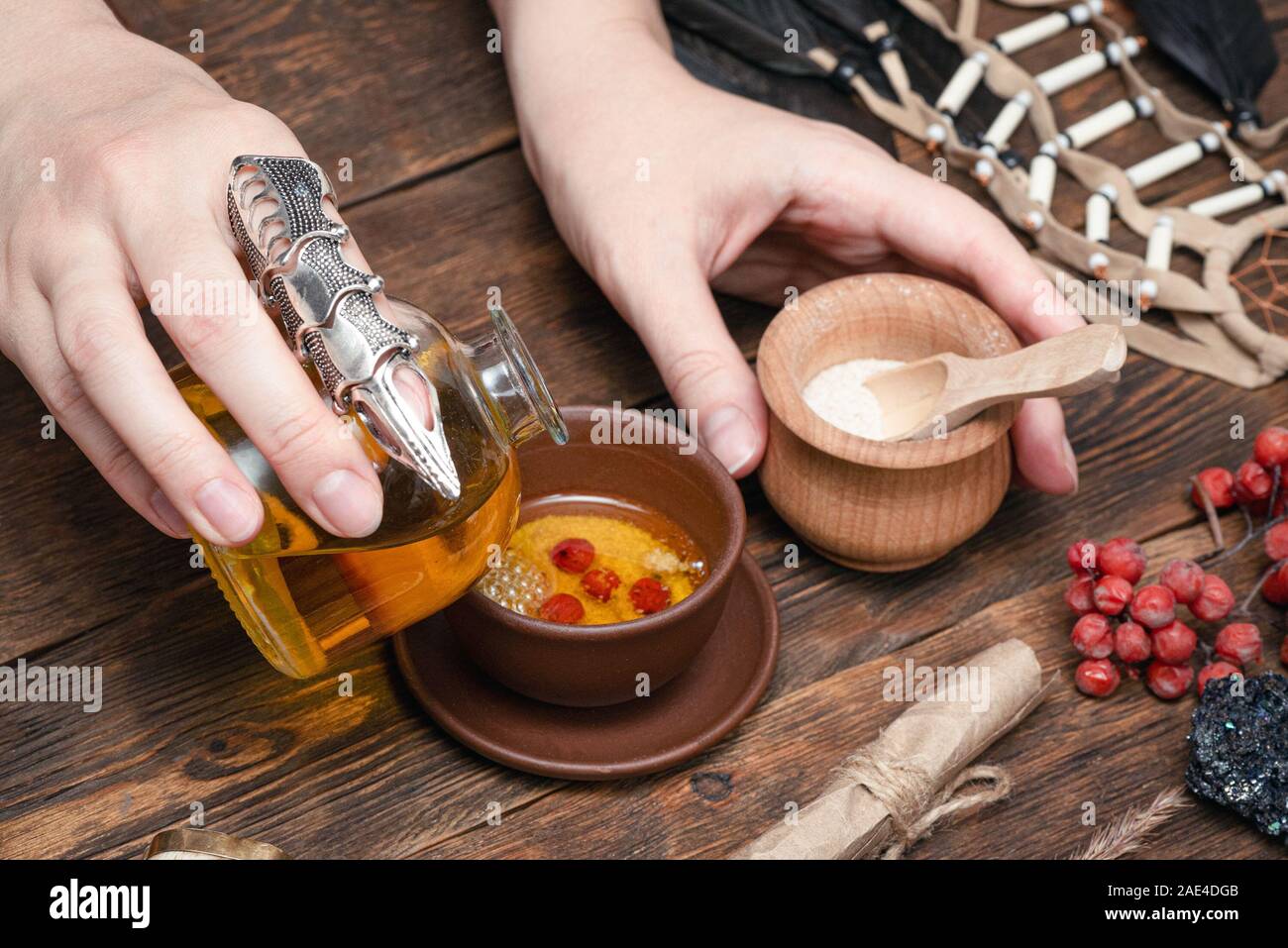 Witch Doctor bereitet einen Zaubertrank auf Ihrem Tisch. Stockfoto