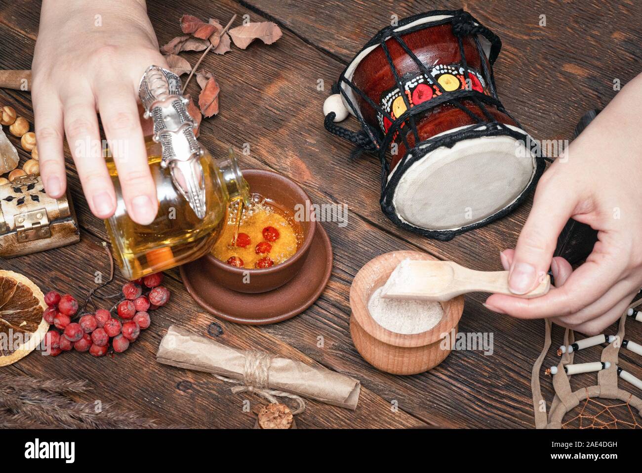 Witch Doctor bereitet einen Zaubertrank auf Ihrem Tisch. Stockfoto