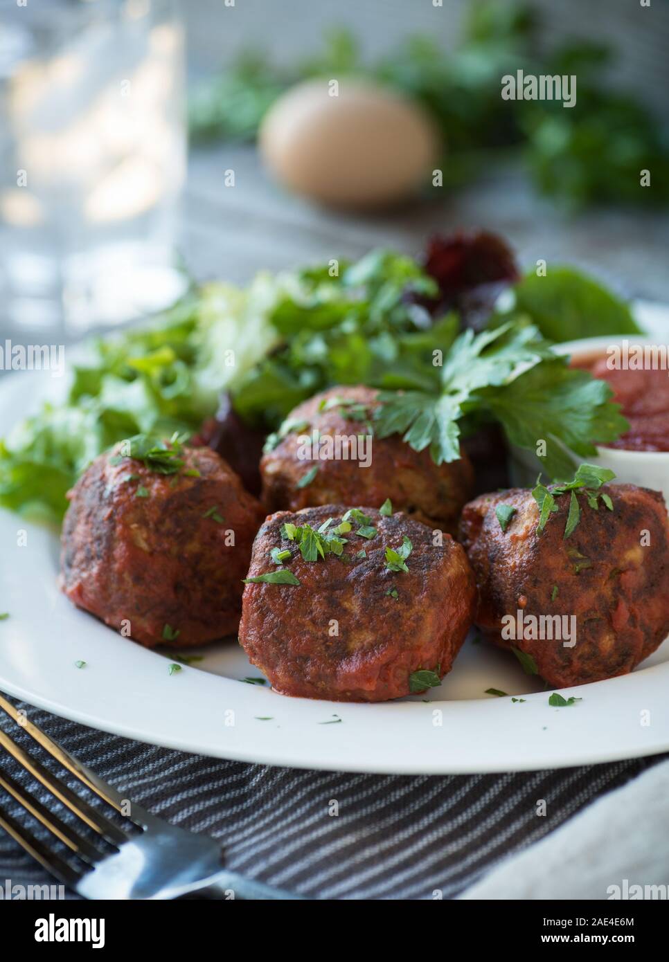 Leckere Frikadellen mit grünem Salat und Tomaten-sauce Stockfoto