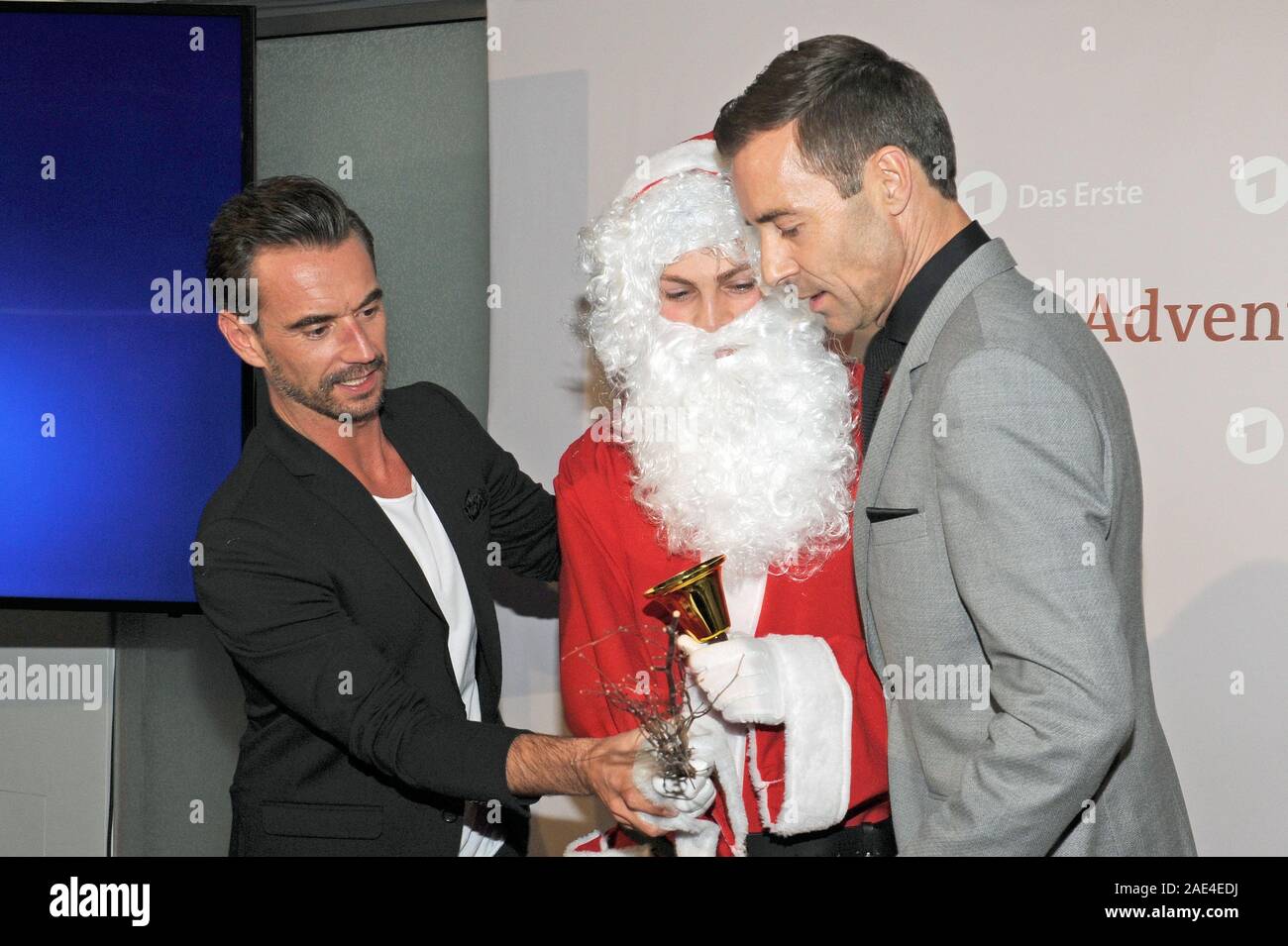 München, Deutschland. 06 Dez, 2019. Florian Silbereisen (l) und Moderator Kai Pflaume mit Santa Claus im Advent Dinner der Programmdirektor des Ersten Deutschen Fernsehens (ARD) in der 'Bayerischer Hof'. Credit: Ursula Düren/dpa/Alamy leben Nachrichten Stockfoto