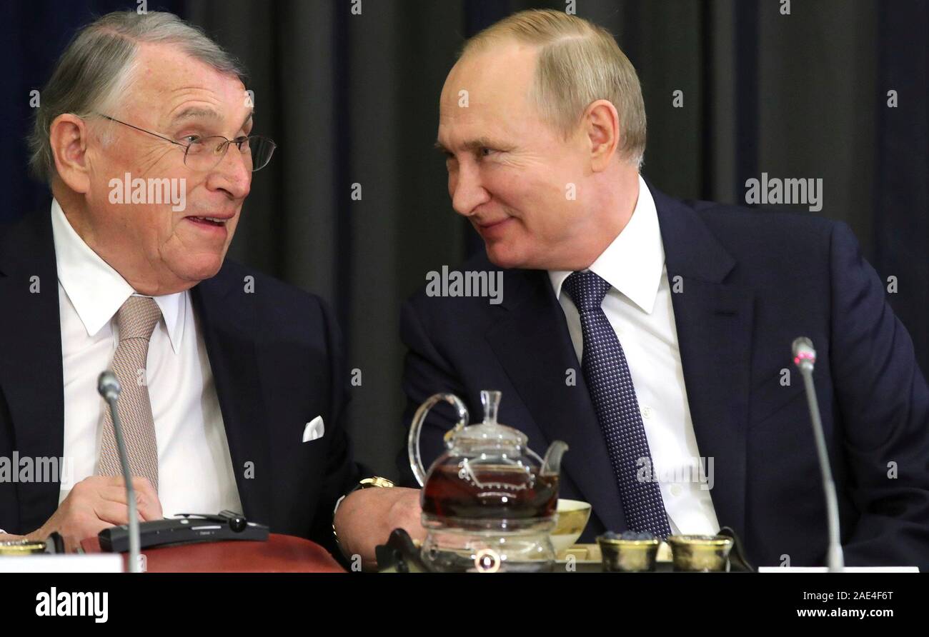 Sochi, Russland. 06. Dezember 2019. Der russische Präsident Wladimir Putin Chats mit deutschen Unternehmer Klaus Mangold, Vorstandsvorsitzender der Knorr-Bremse AG bei einem Treffen mit deutschen Wirtschaftsvertretern am Bocharov Ruchei Dezember 6, 2019 in Sotschi, Russland. Credit: Mikhael Klimentyev/Kreml Pool/Alamy leben Nachrichten Stockfoto